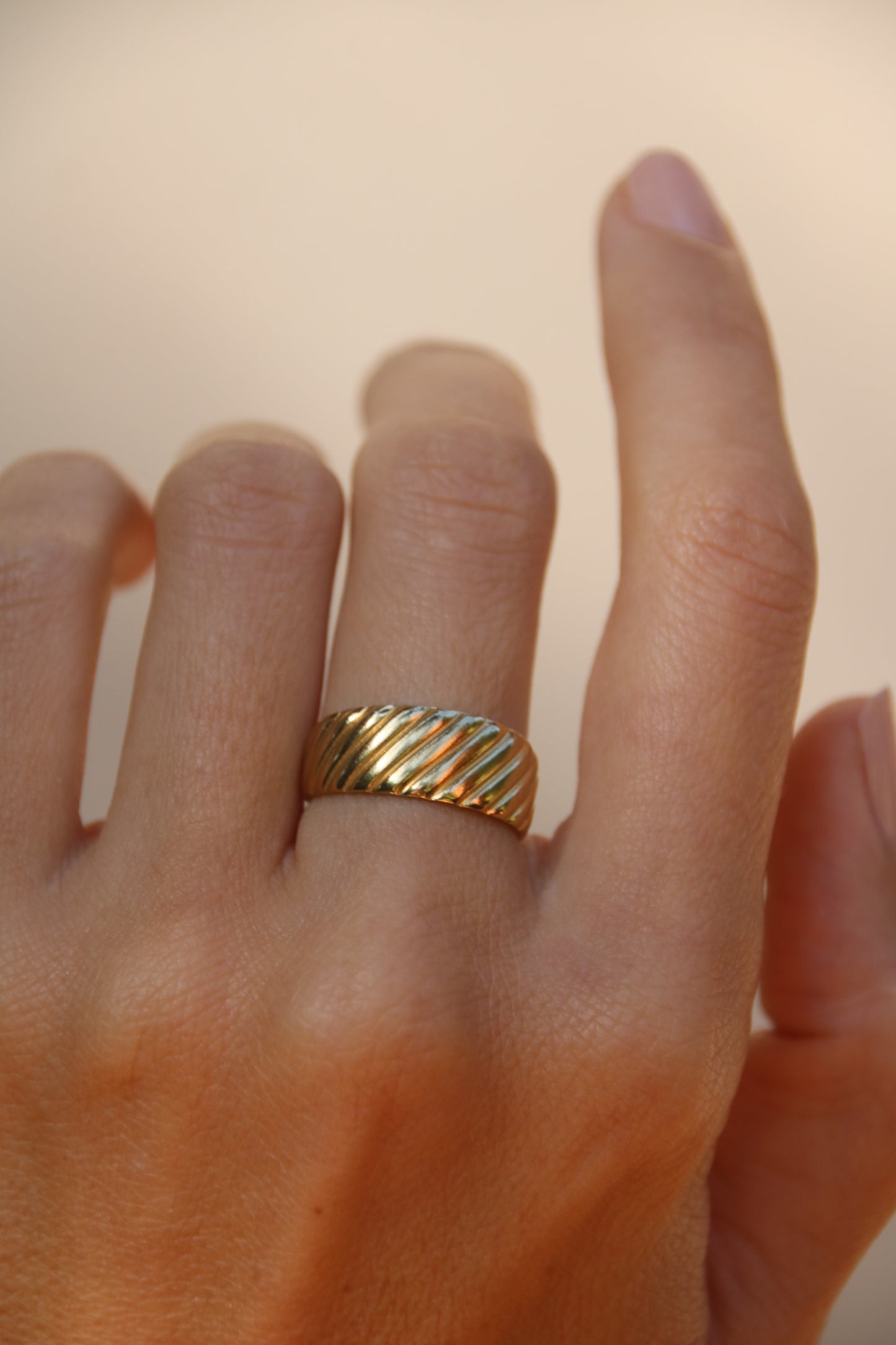 Glow Ring – Strukturierter Ring mit diagonalen Linien, modernem Glanz und wasserfestem Design, perfekt als Alltagsbegleiter oder im Ring Stack für einen eleganten Look.