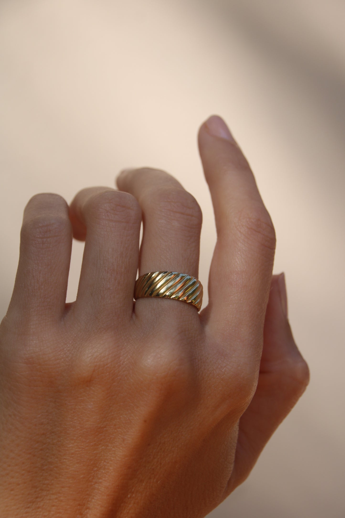 Glow Ring – Strukturierter Ring mit diagonalen Linien, modernem Glanz und wasserfestem Design, perfekt als Alltagsbegleiter oder im Ring Stack für einen eleganten Look.