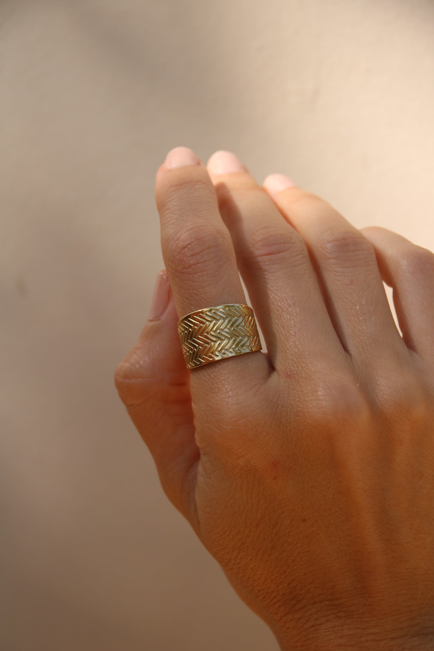 Wide band ring gold, chunky gold ring, adjustable ring made of 18k stainless steel, hammered gold ring, ring with structure