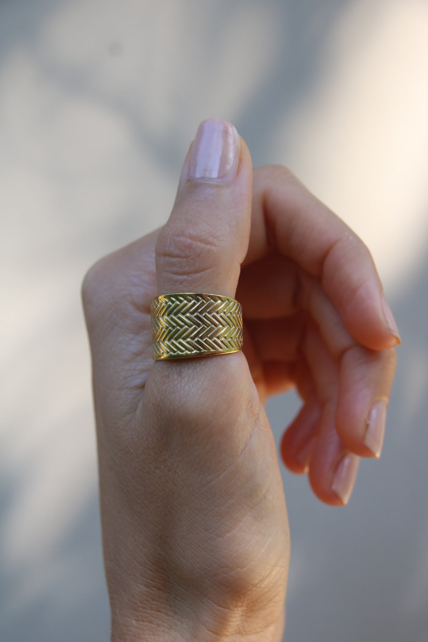 Wide band ring gold, chunky gold ring, adjustable ring made of 18k stainless steel, hammered gold ring, ring with structure