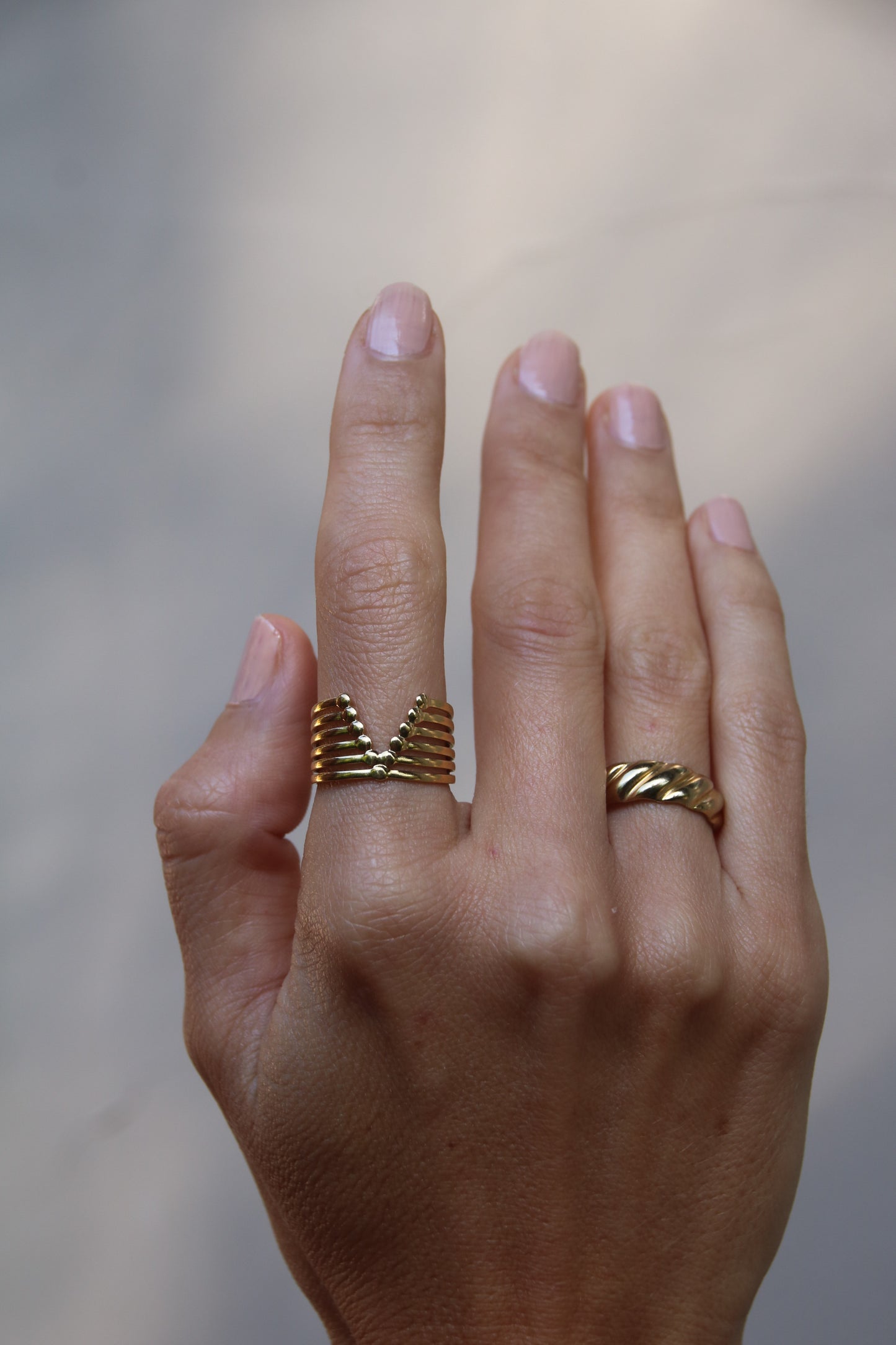 Horizon Glow Ring – Edelstahlring mit geschichtetem Design und 18k-Vergoldung, symbolisiert Weite und Selbstbewusstsein.