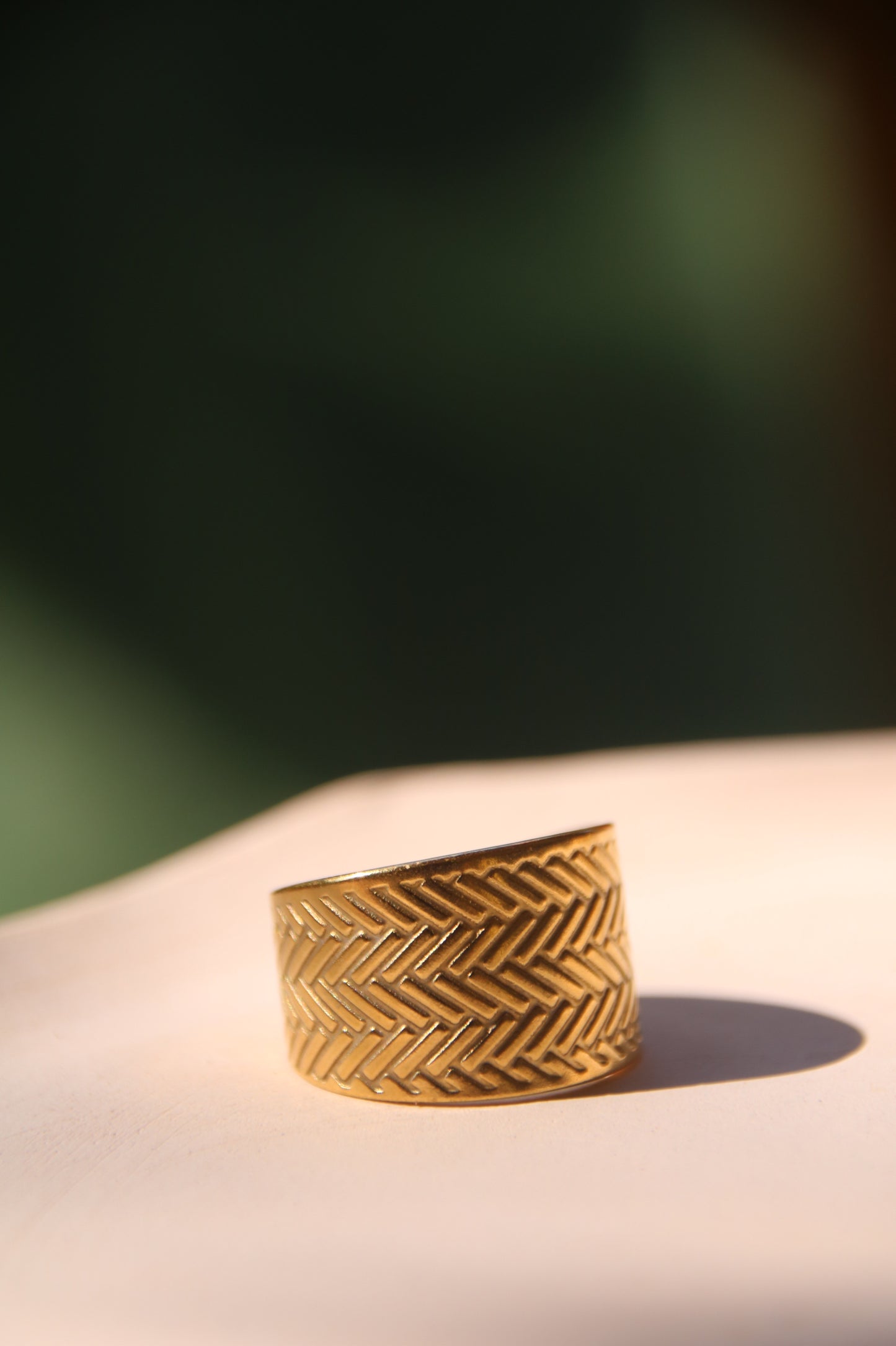 Wide band ring gold, chunky gold ring, adjustable ring made of 18k stainless steel, hammered gold ring, ring with structure