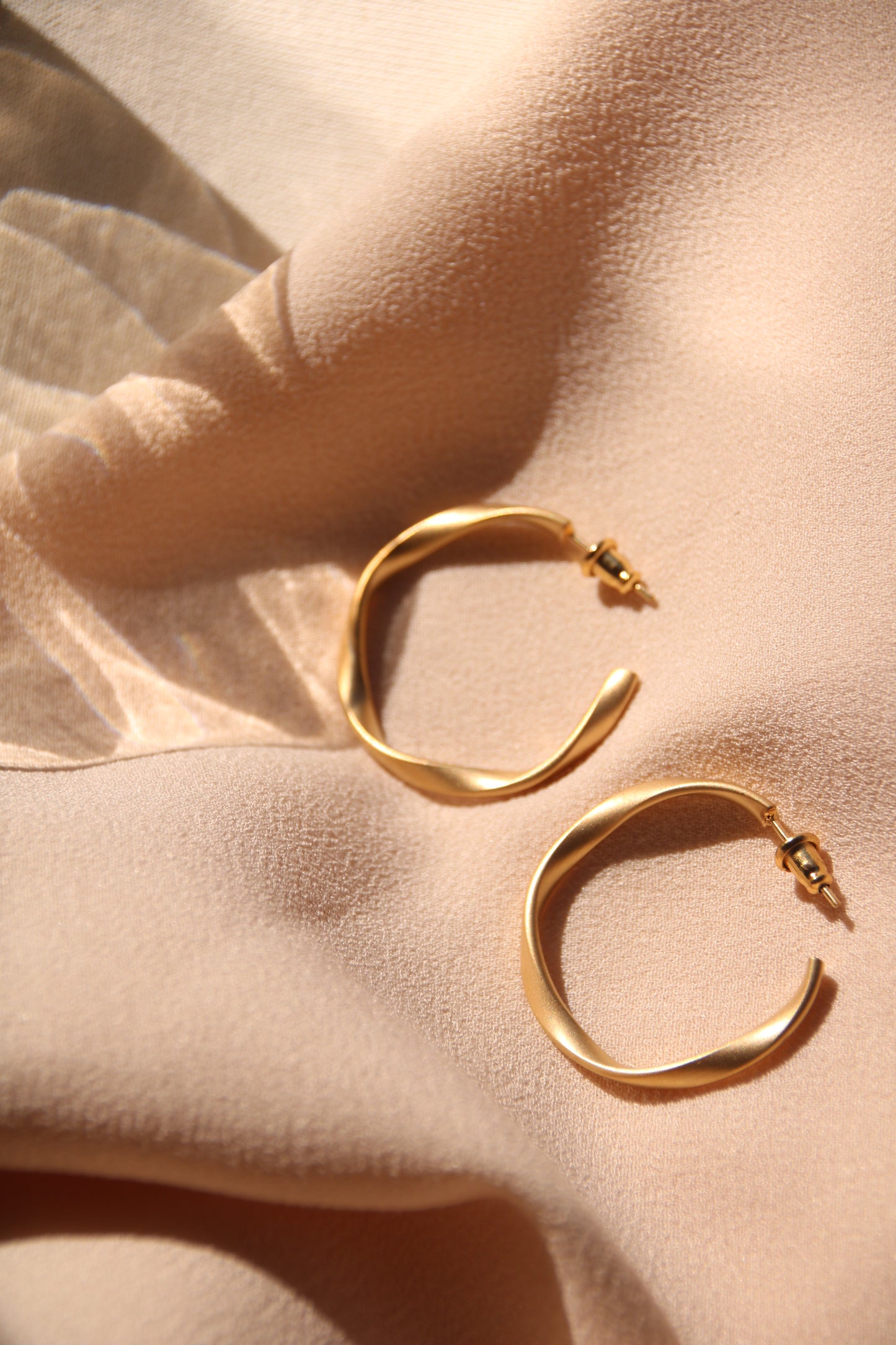 Boucles d'oreilles créoles Twist dorées