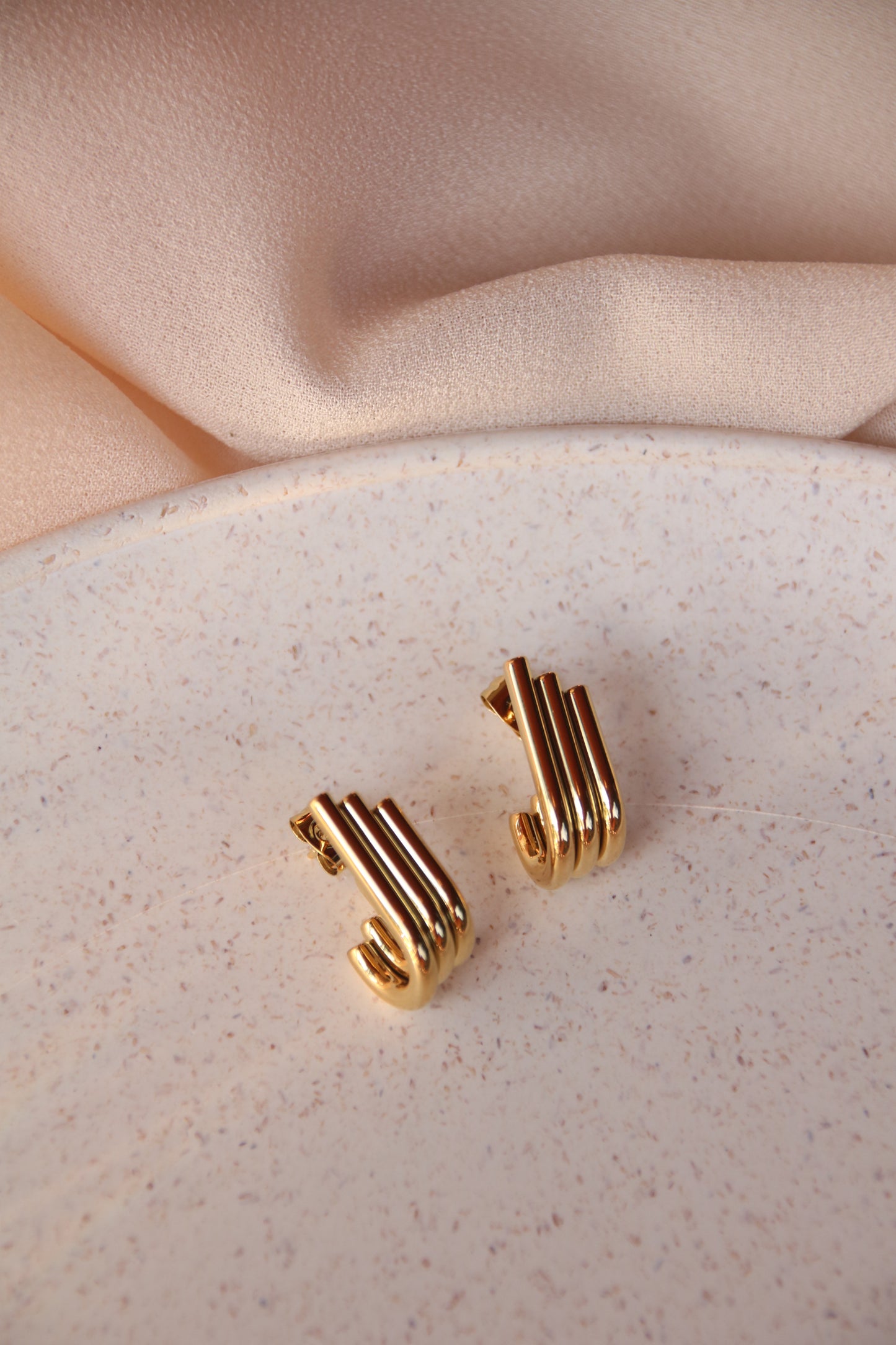 Golden Grace – Boucles d'oreilles à trois rangs en acier inoxydable plaqué or 18 carats