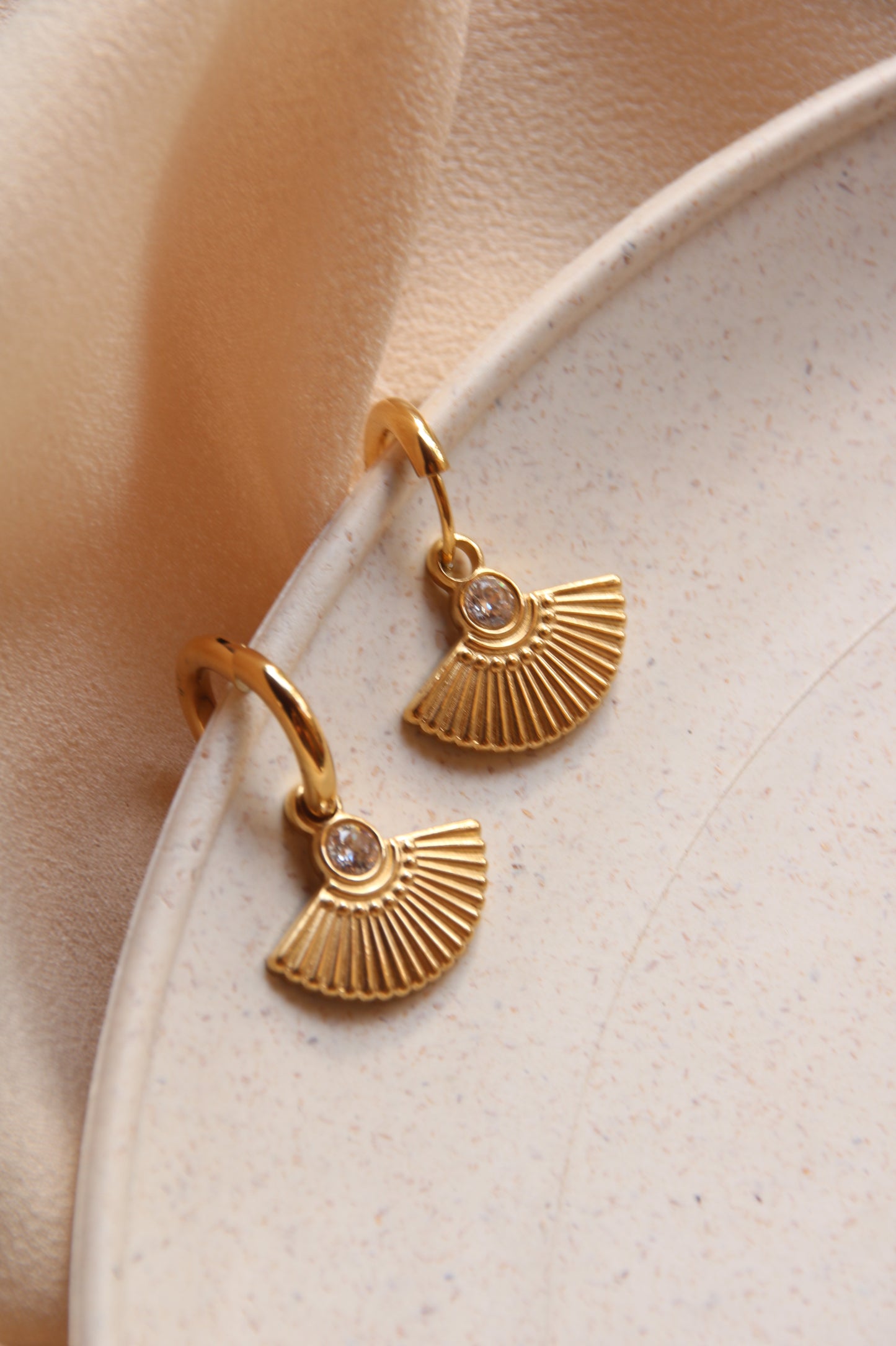 Boucles d'oreilles éventail en acier inoxydable plaqué or 18 carats - Boucles d'oreilles élégantes et durables.
