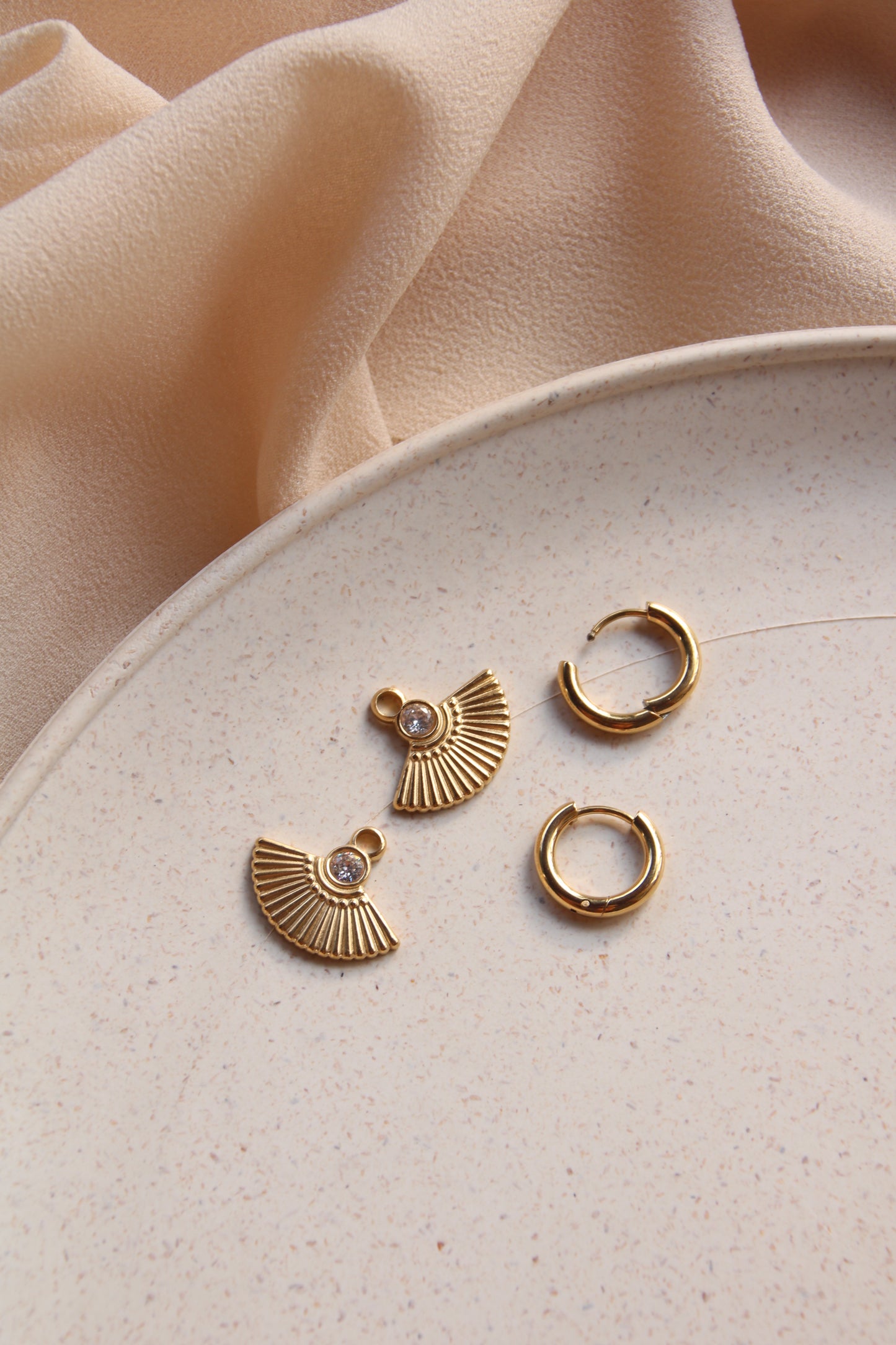 Boucles d'oreilles éventail en acier inoxydable plaqué or 18 carats - Boucles d'oreilles élégantes et durables.