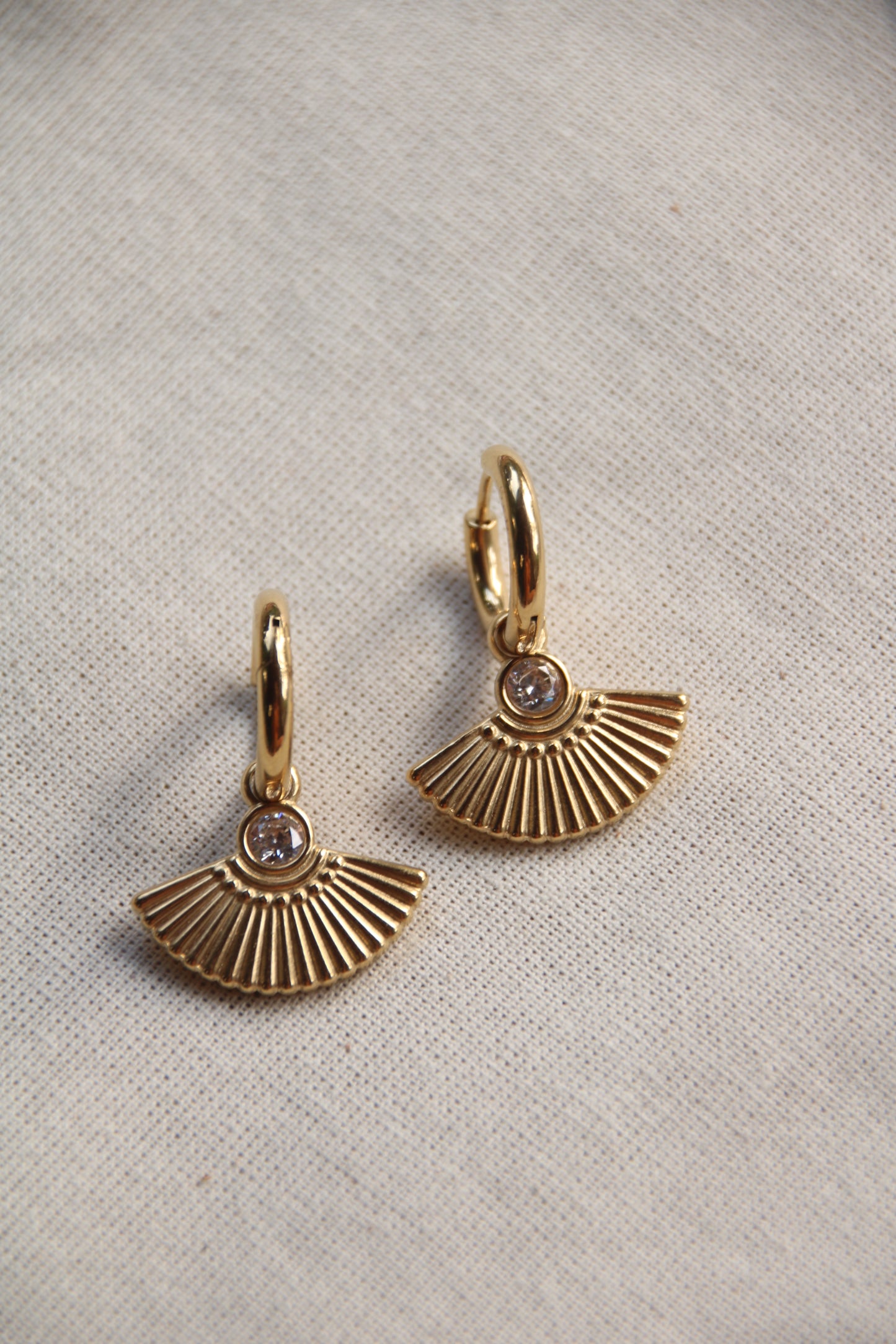 Boucles d'oreilles éventail en acier inoxydable plaqué or 18 carats - Boucles d'oreilles élégantes et durables.