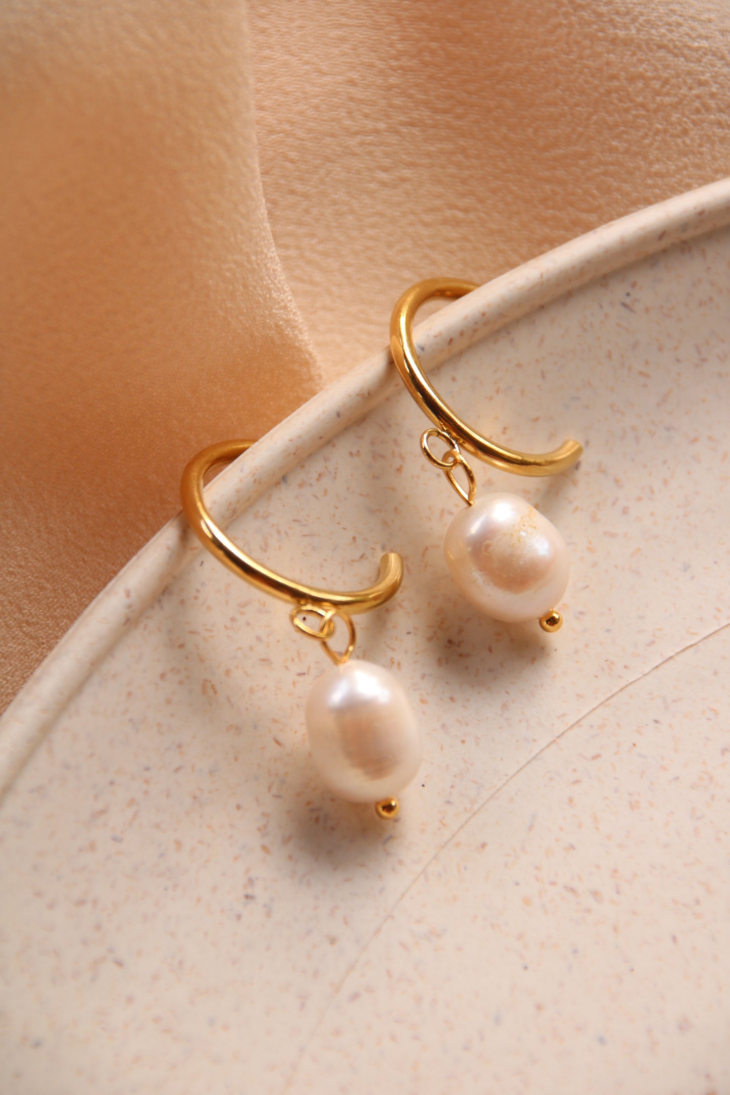 Boucles d'oreilles créoles avec pendentif perle en acier inoxydable 18 carats