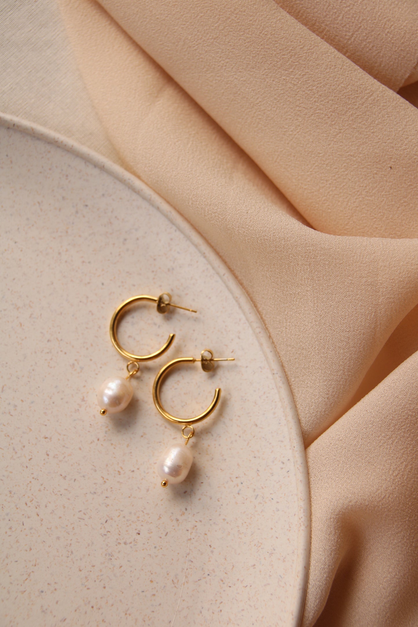 Boucles d'oreilles créoles avec pendentif perle en acier inoxydable 18 carats