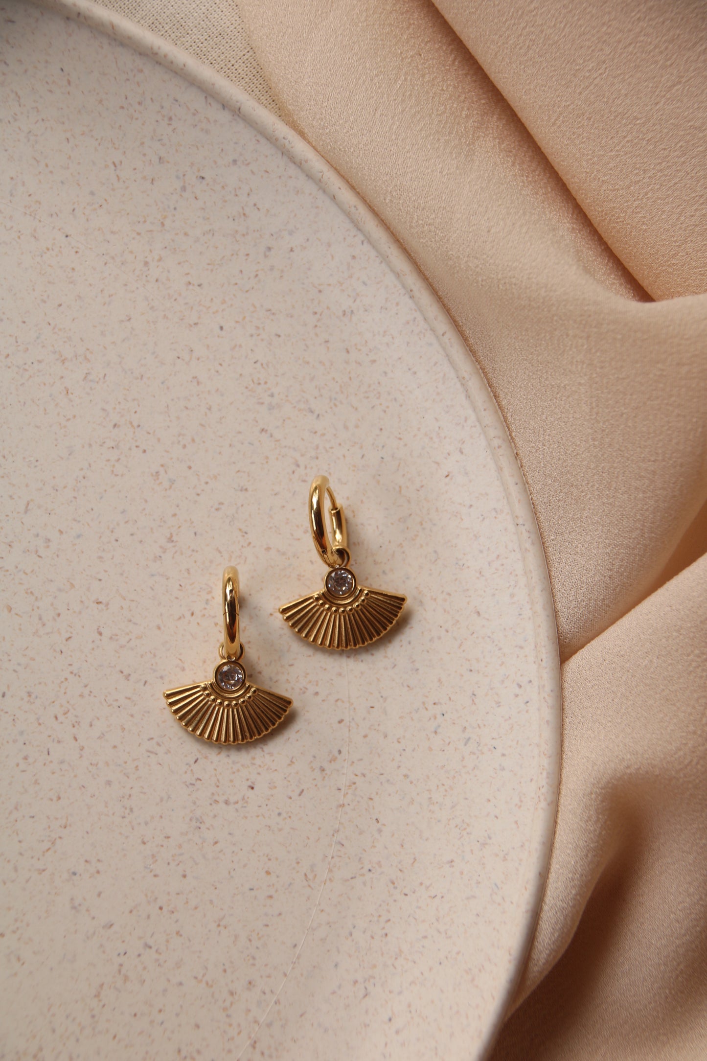 Boucles d'oreilles éventail en acier inoxydable plaqué or 18 carats - Boucles d'oreilles élégantes et durables.