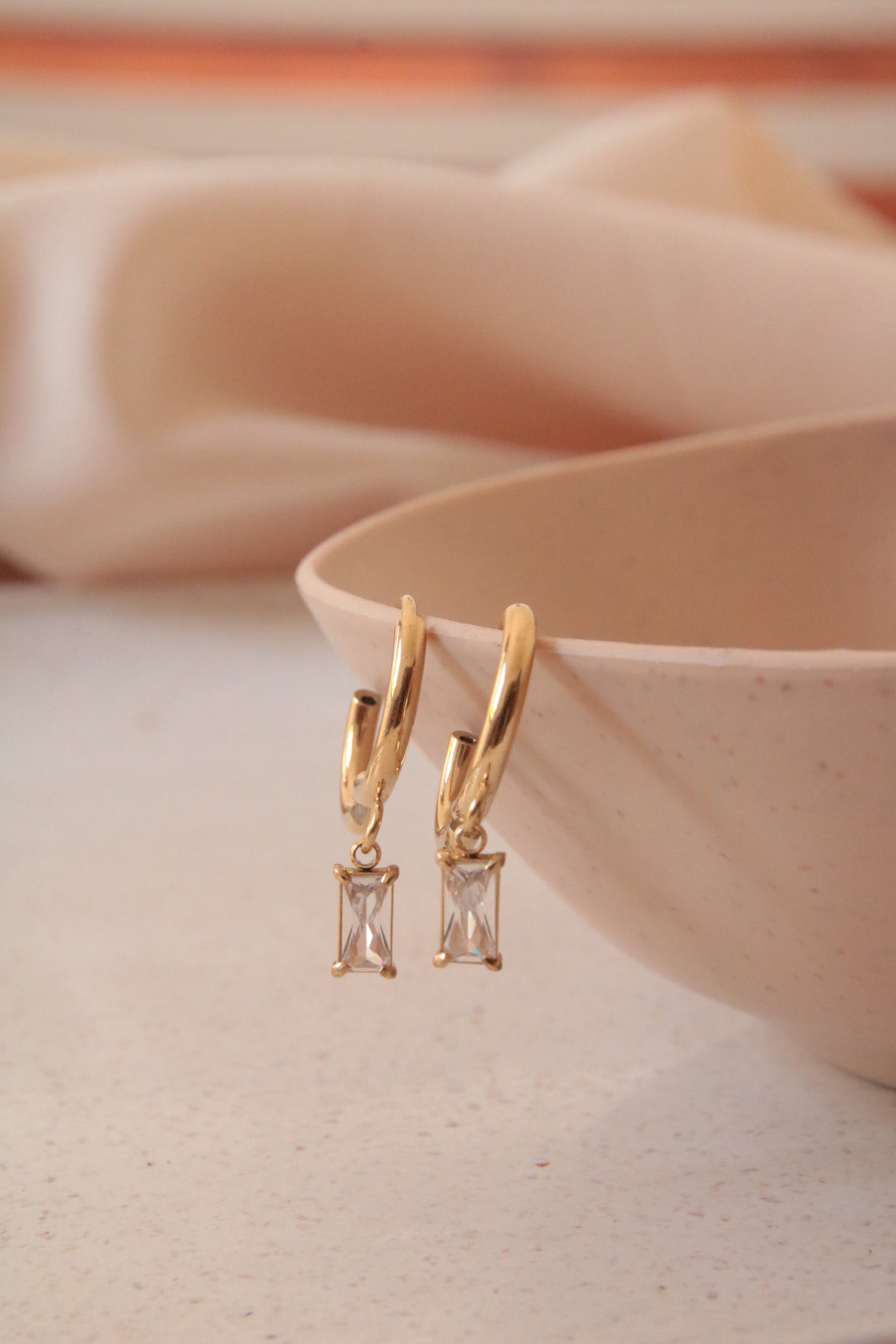Boucles d'oreilles créoles élégantes plaquées or avec pendentif en zircone