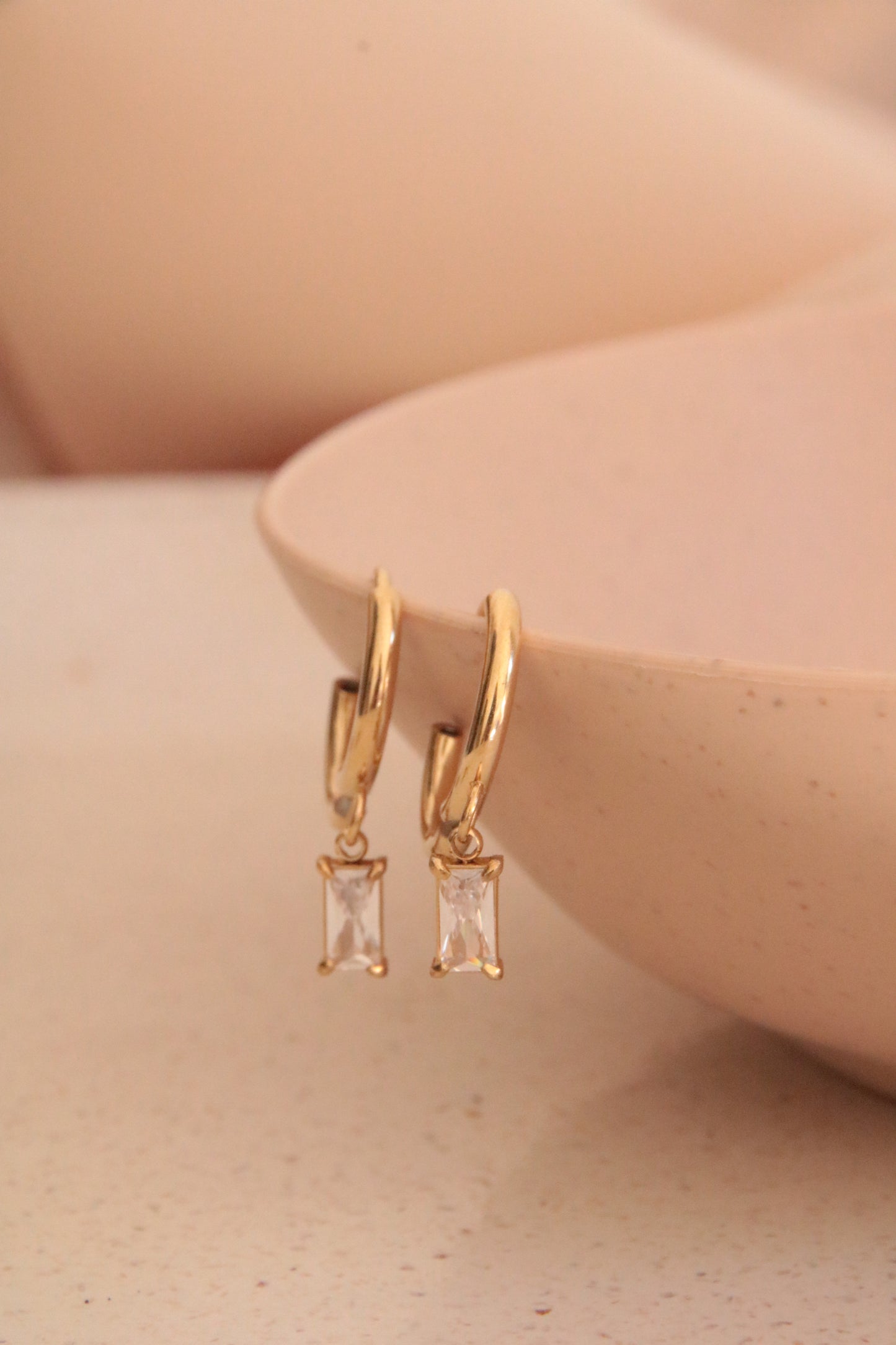 Boucles d'oreilles créoles élégantes plaquées or avec pendentif en zircone