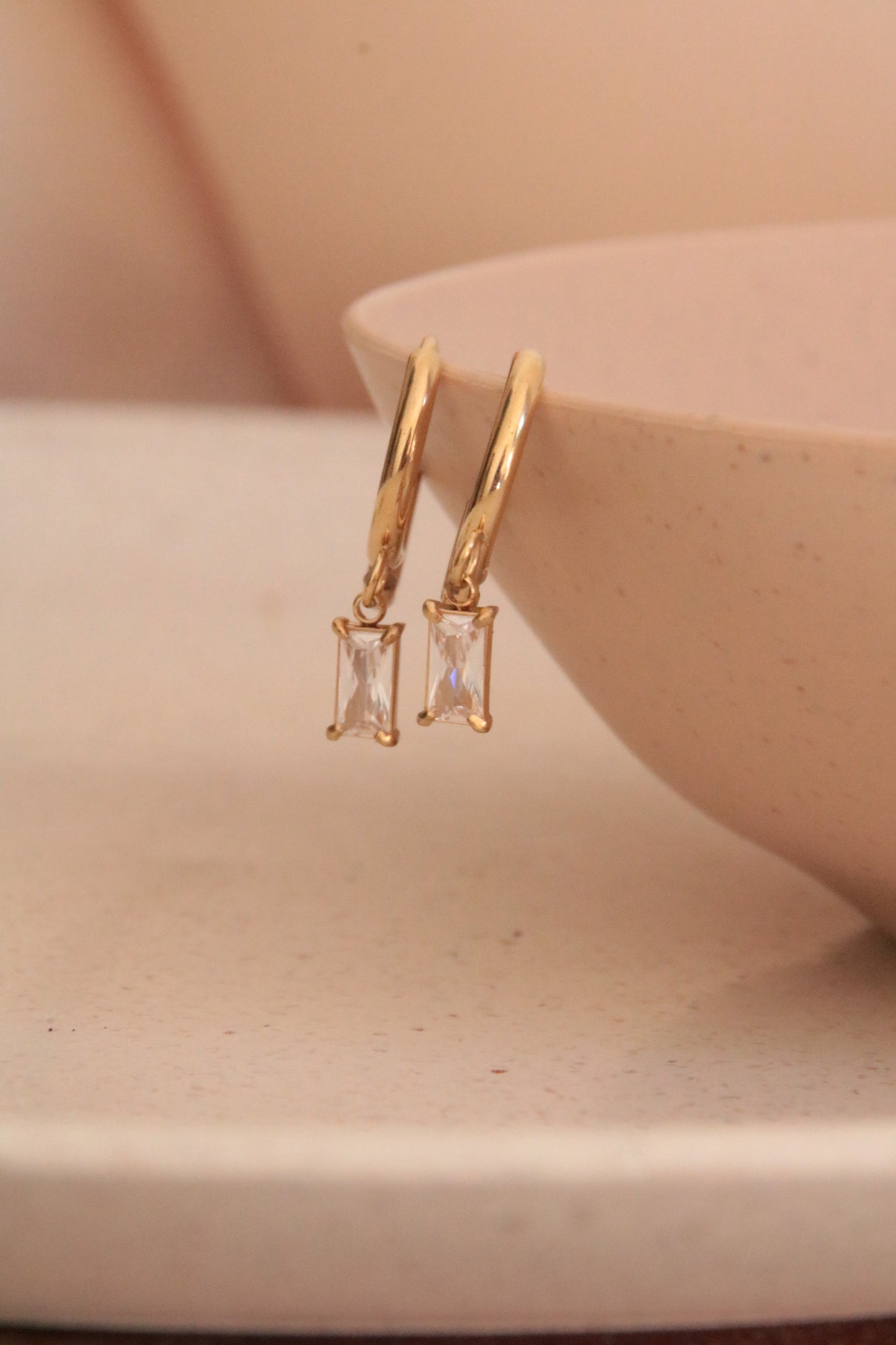Boucles d'oreilles créoles élégantes plaquées or avec pendentif en zircone