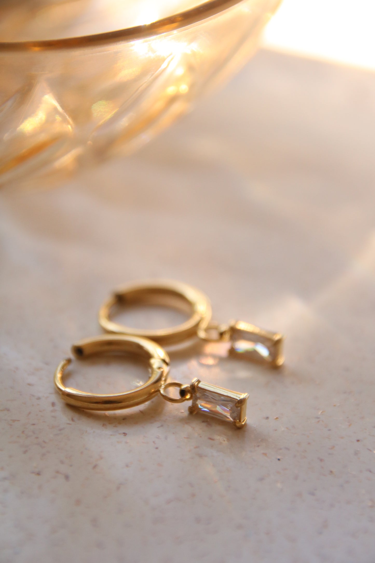 Boucles d'oreilles créoles élégantes plaquées or avec pendentif en zircone