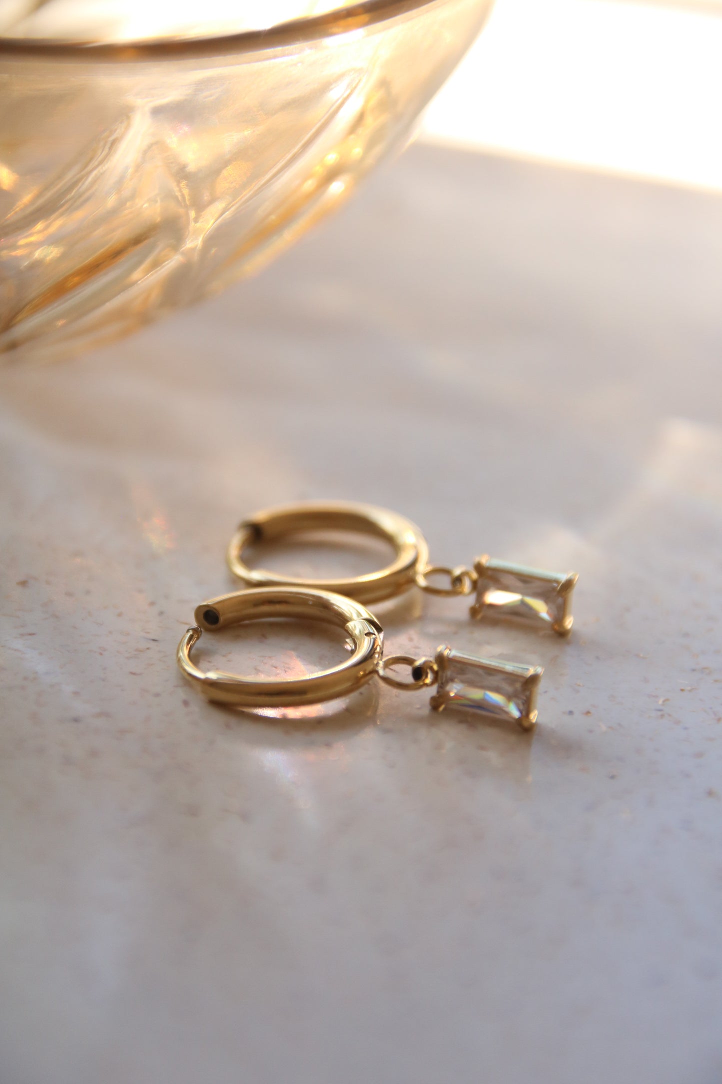 Boucles d'oreilles créoles élégantes plaquées or avec pendentif en zircone