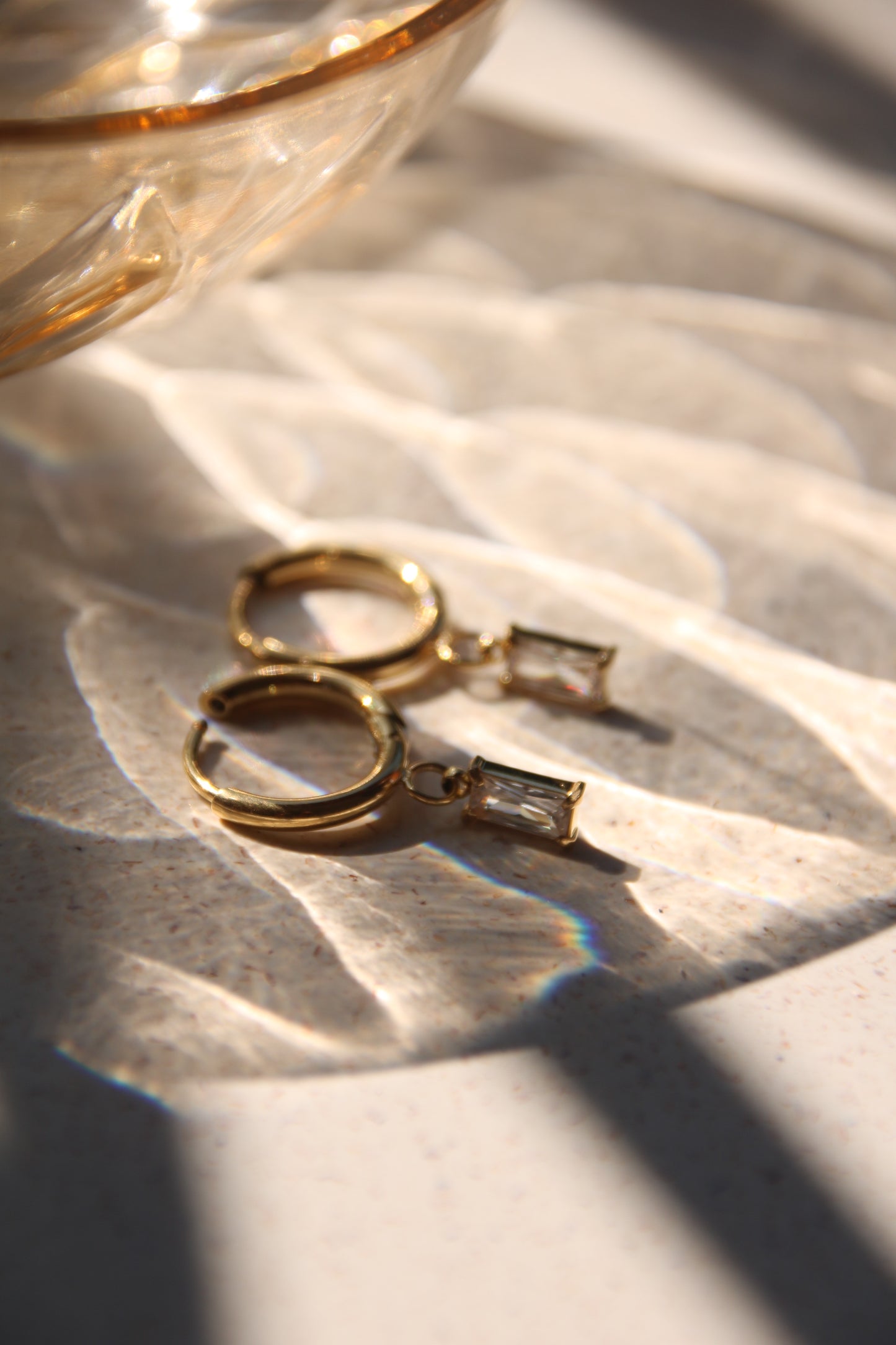 Boucles d'oreilles créoles élégantes plaquées or avec pendentif en zircone