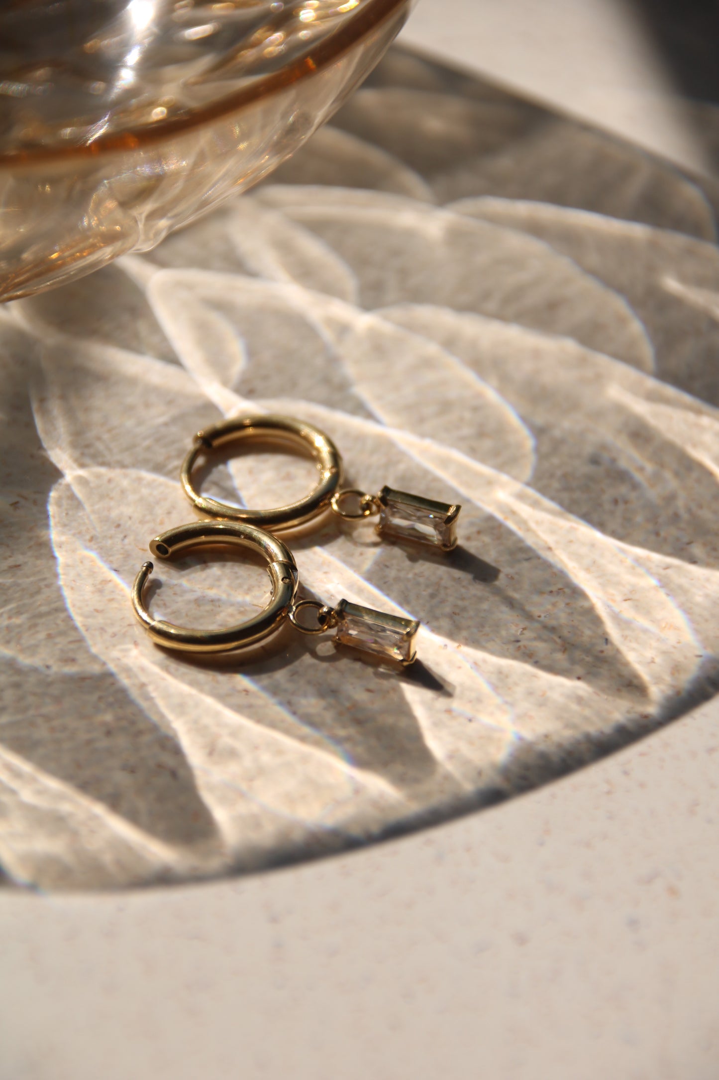 Boucles d'oreilles créoles élégantes plaquées or avec pendentif en zircone