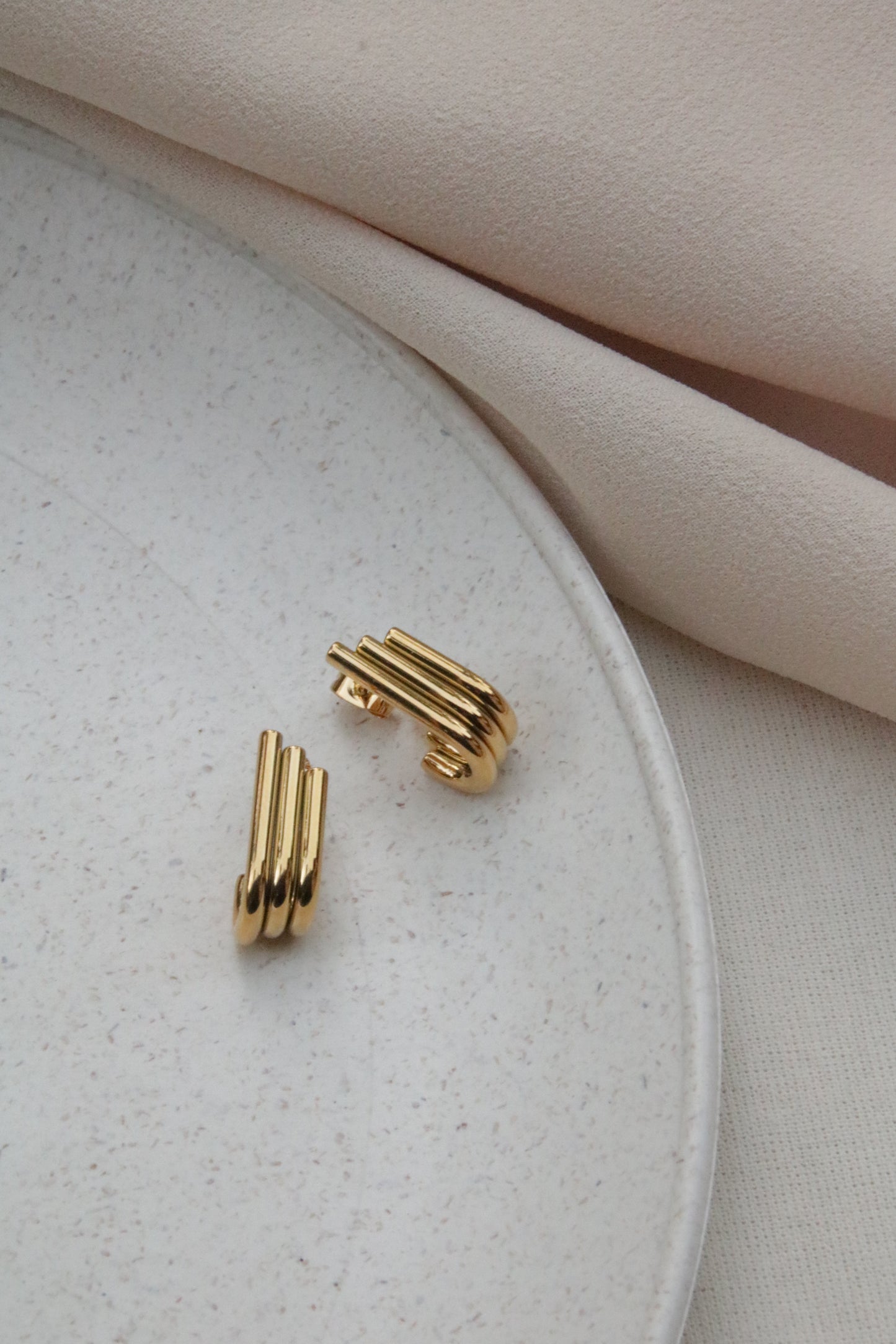 Golden Grace – Boucles d'oreilles à trois rangs en acier inoxydable plaqué or 18 carats