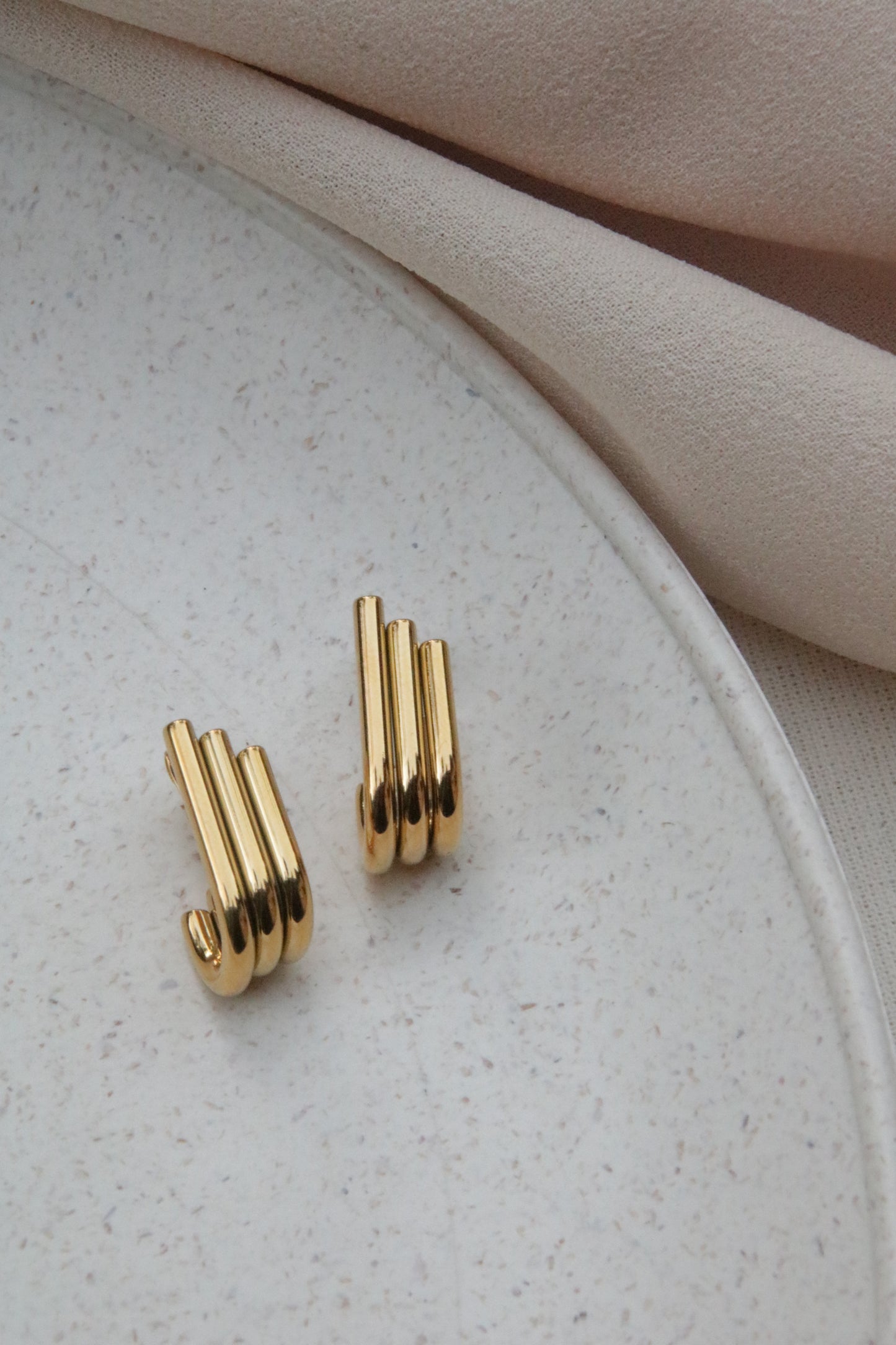 Golden Grace – Boucles d'oreilles à trois rangs en acier inoxydable plaqué or 18 carats