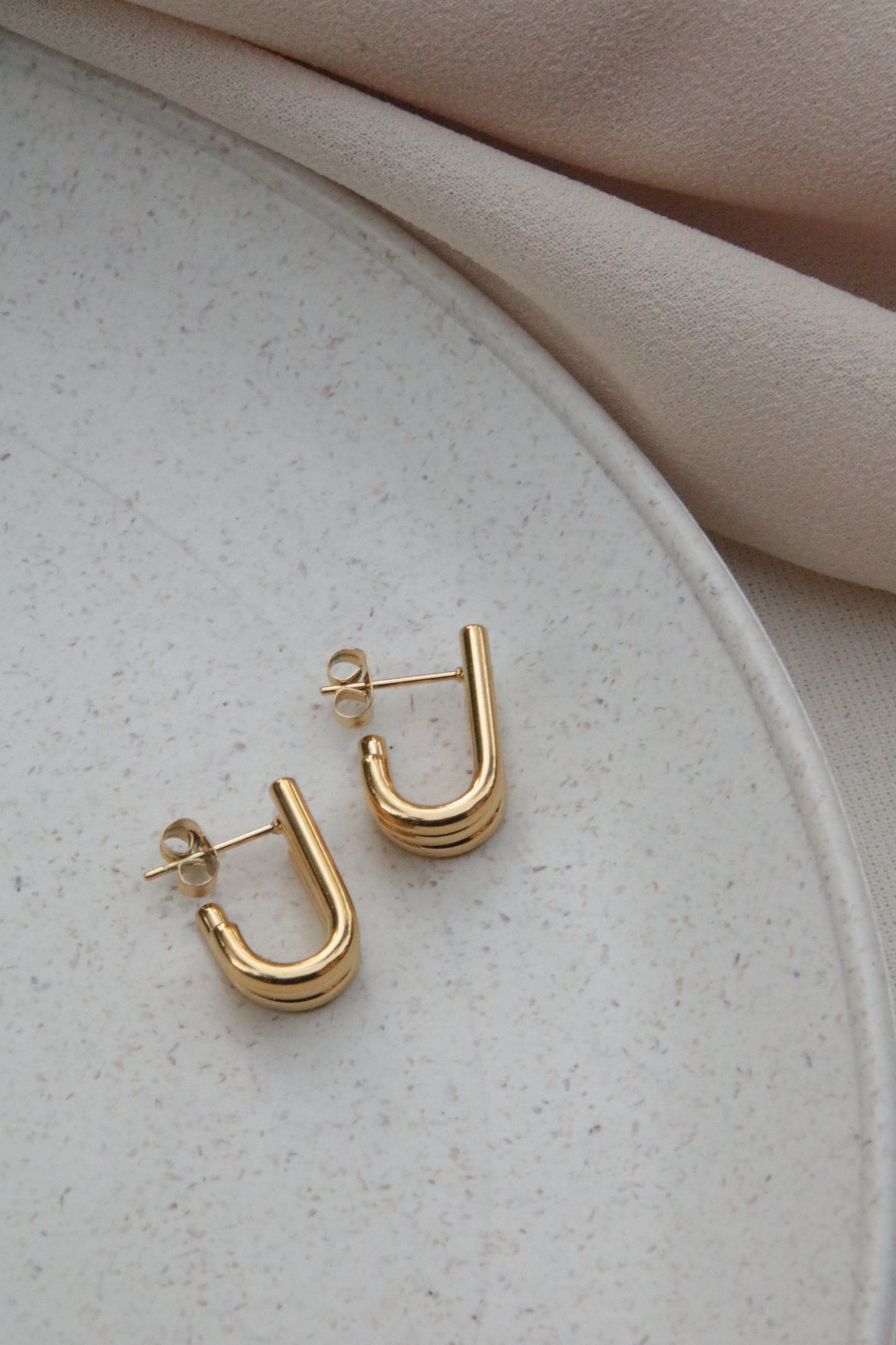 Golden Grace – Boucles d'oreilles à trois rangs en acier inoxydable plaqué or 18 carats