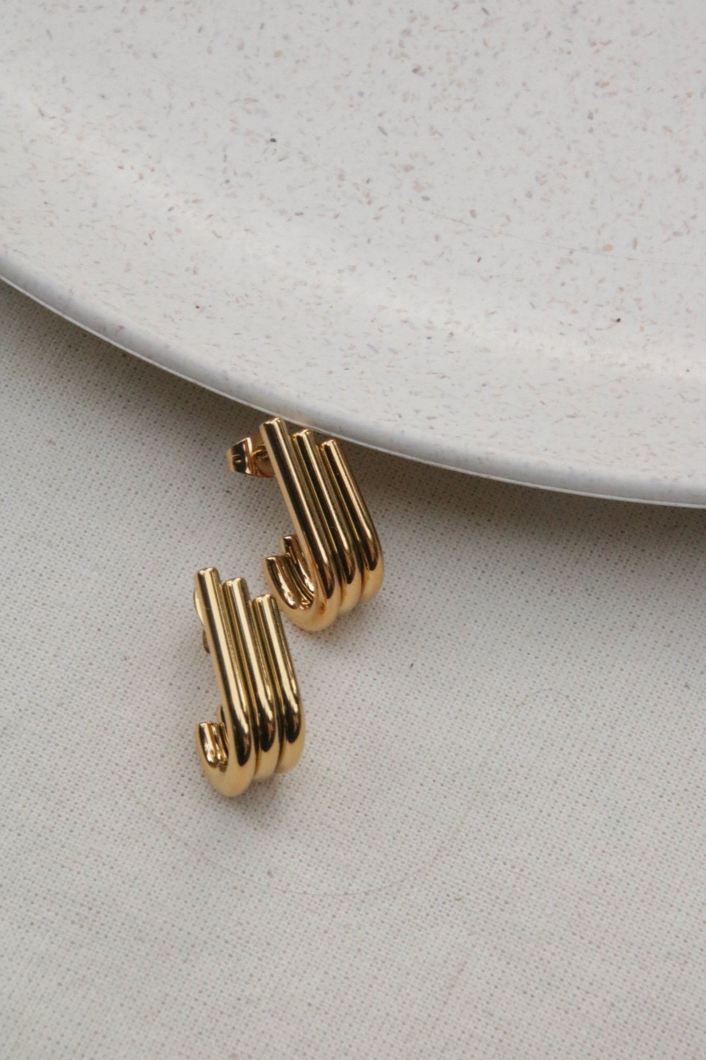 Golden Grace – Boucles d'oreilles à trois rangs en acier inoxydable plaqué or 18 carats