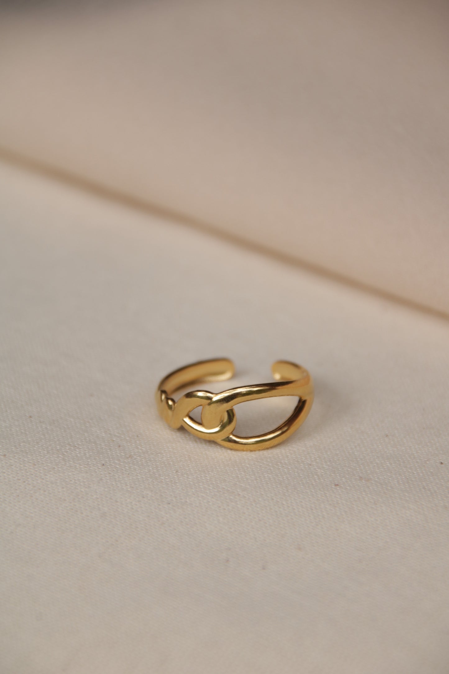Bague à maillons dorés