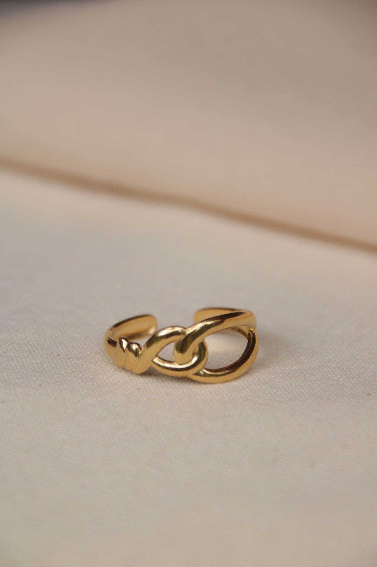 Bague à maillons dorés