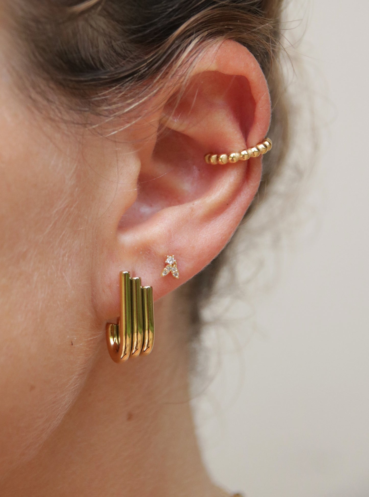 Golden Grace – Boucles d'oreilles à trois rangs en acier inoxydable plaqué or 18 carats