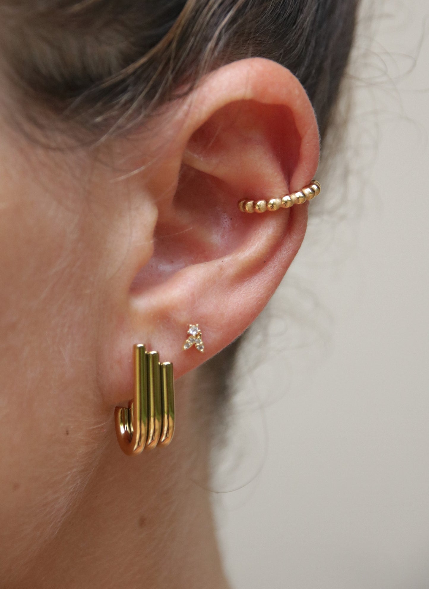 Golden Grace – Boucles d'oreilles à trois rangs en acier inoxydable plaqué or 18 carats
