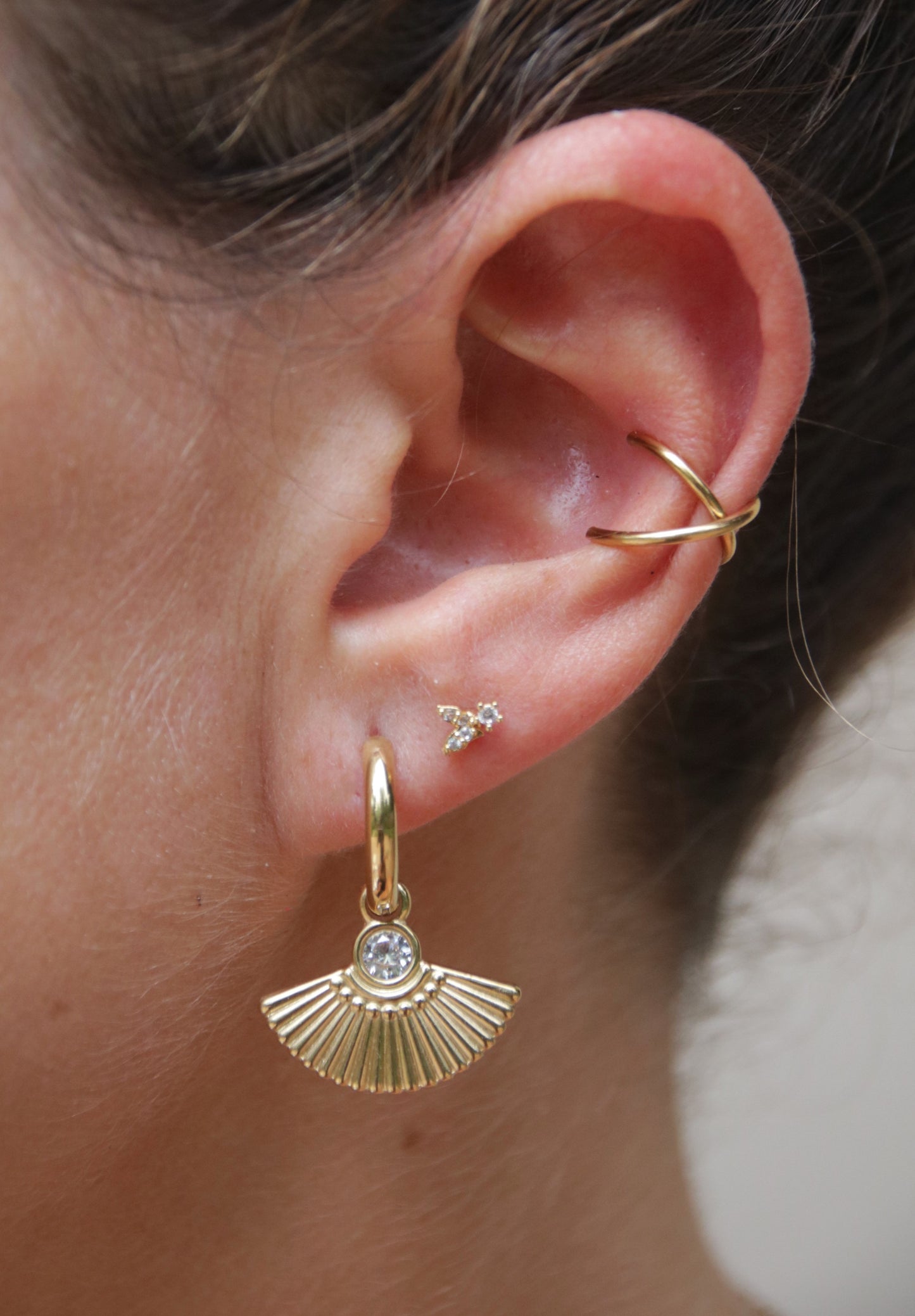 Boucles d'oreilles éventail en acier inoxydable plaqué or 18 carats - Boucles d'oreilles élégantes et durables.