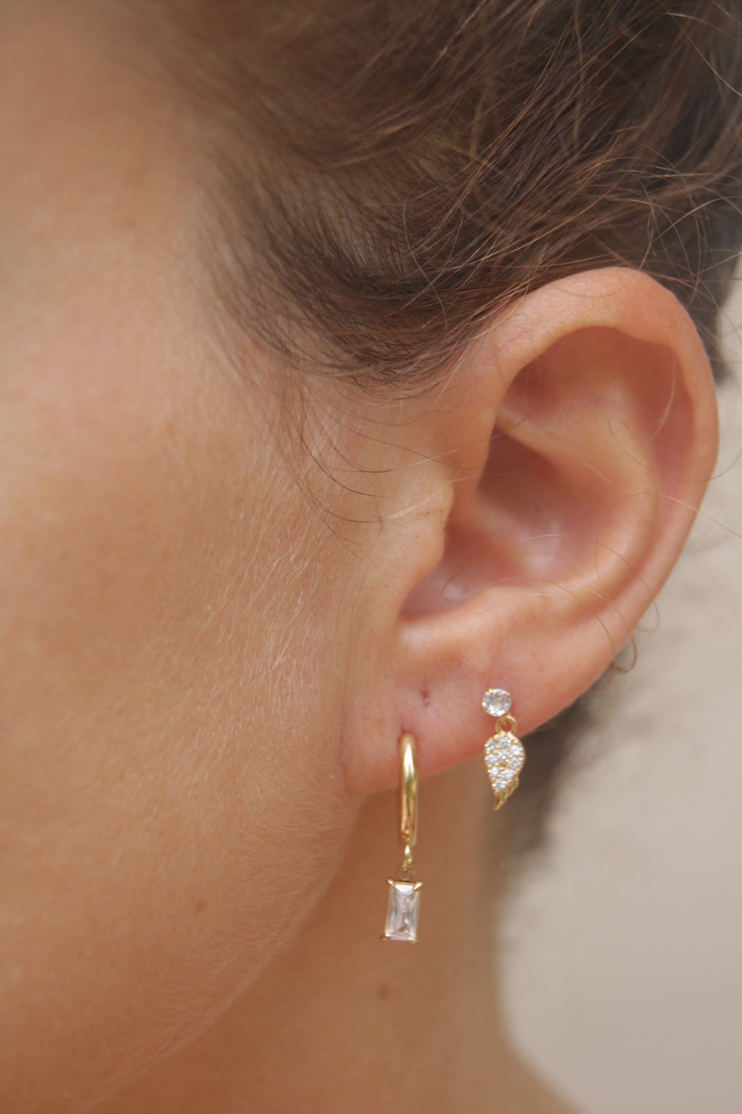 Boucles d'oreilles créoles élégantes plaquées or avec pendentif en zircone
