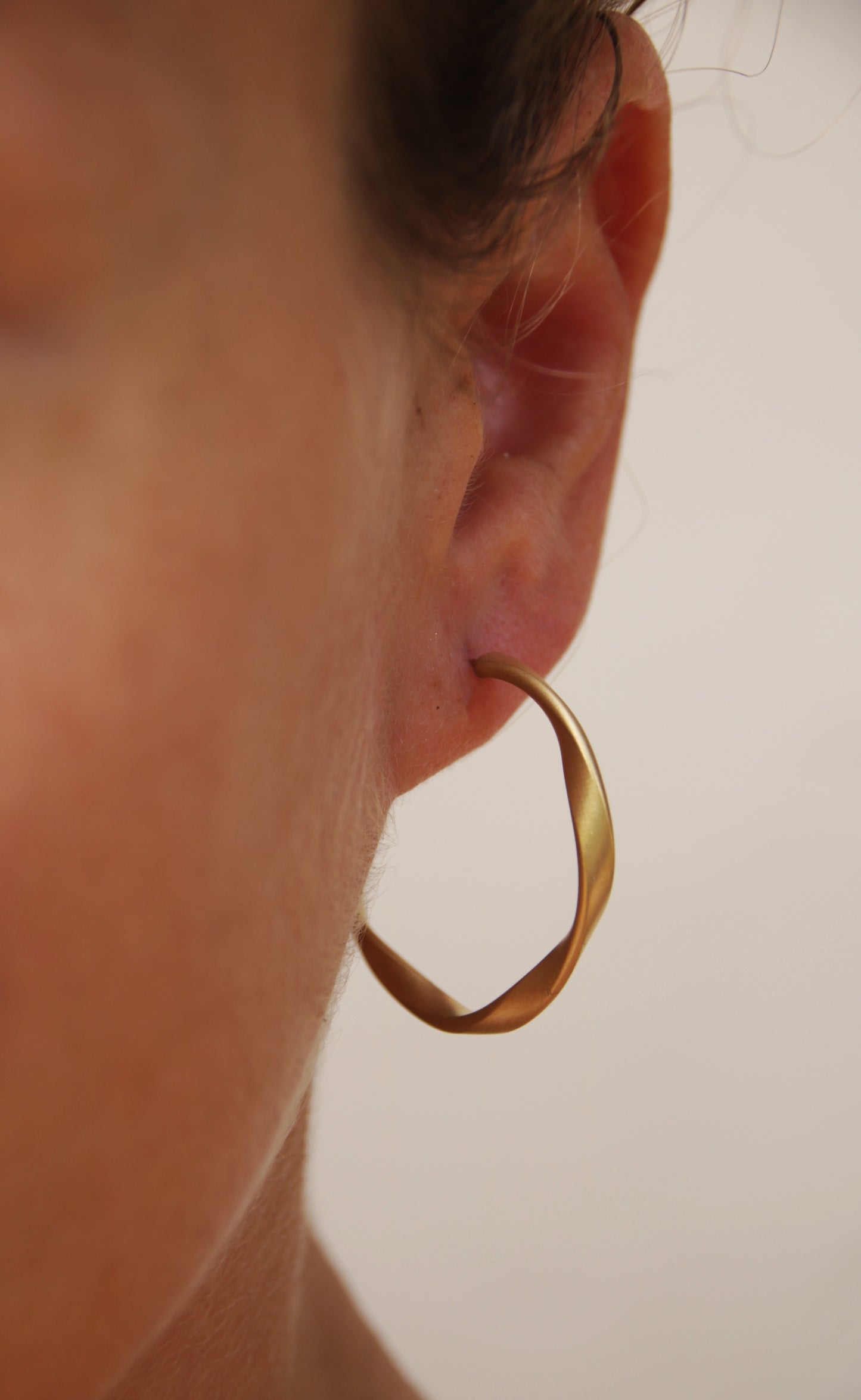 Boucles d'oreilles créoles Twist dorées
