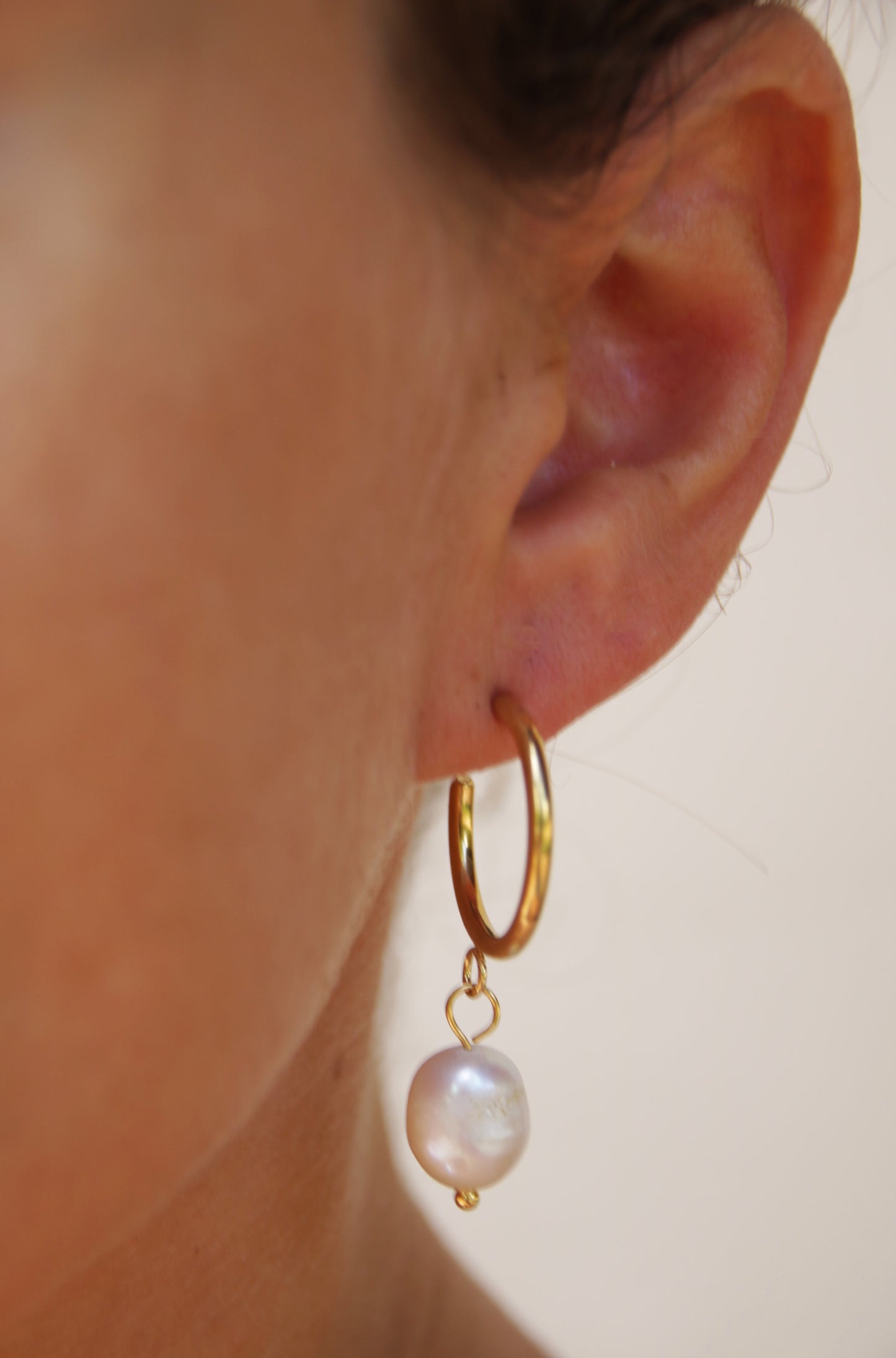Boucles d'oreilles créoles avec pendentif perle en acier inoxydable 18 carats