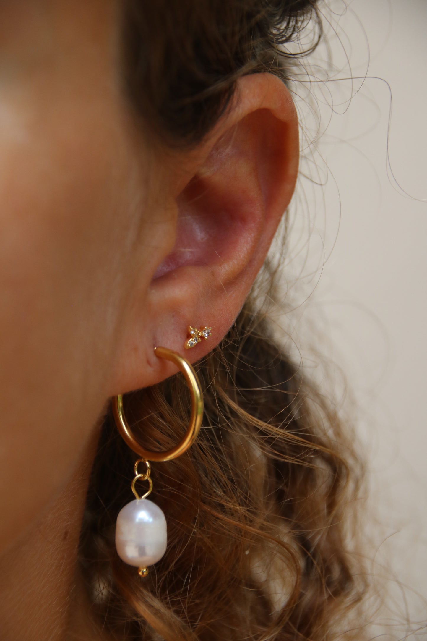 Boucles d'oreilles créoles avec pendentif perle en acier inoxydable 18 carats