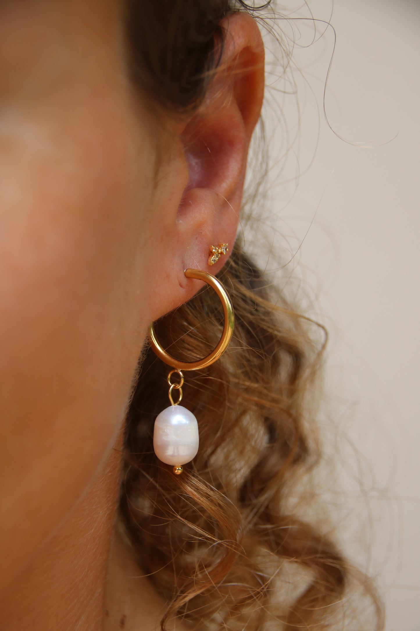 Boucles d'oreilles créoles avec pendentif perle en acier inoxydable 18 carats