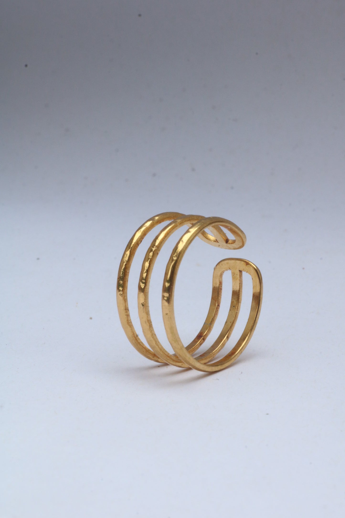 Minimalist Golden Wave Ring: Adjustable size made of 18 stainless steel
