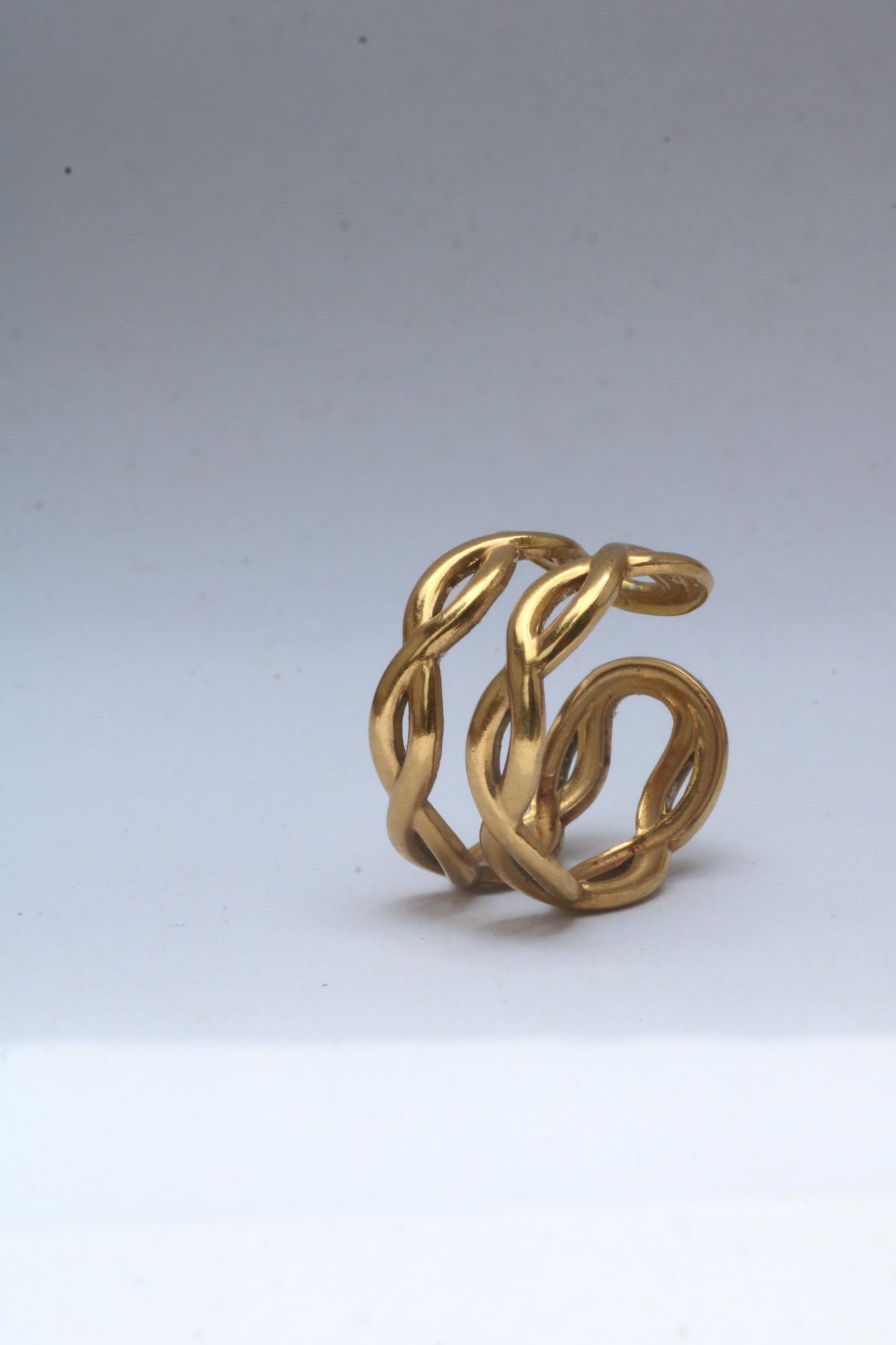 Minimalist Golden Wave Ring: Adjustable size made of 18 stainless steel