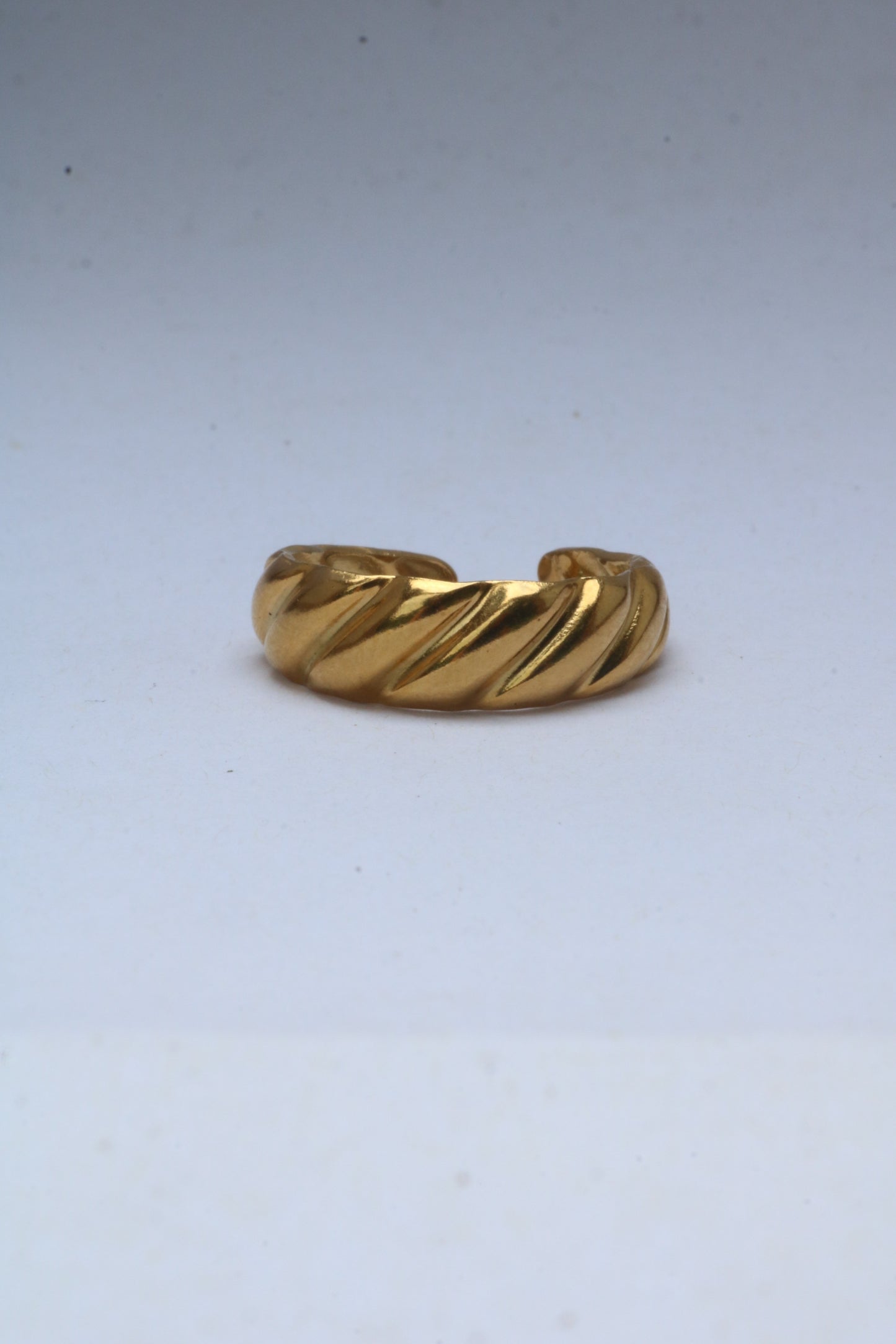 Minimalist Golden Wave Ring: Adjustable size made of 18 stainless steel