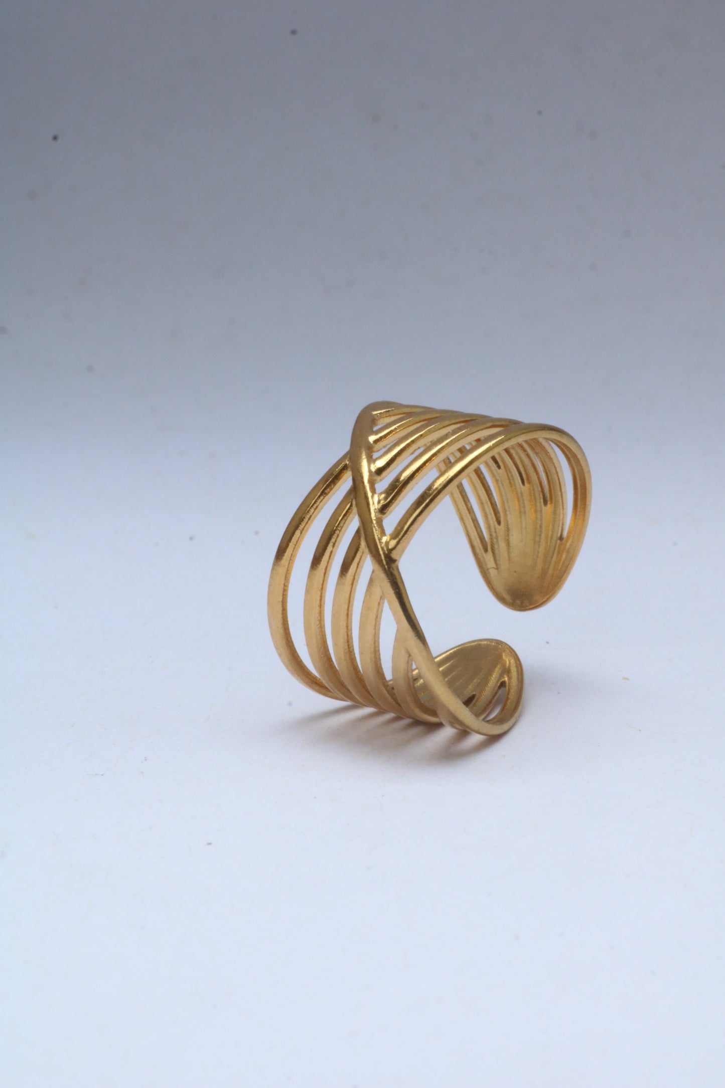 Minimalist Golden Wave Ring: Adjustable size made of 18 stainless steel