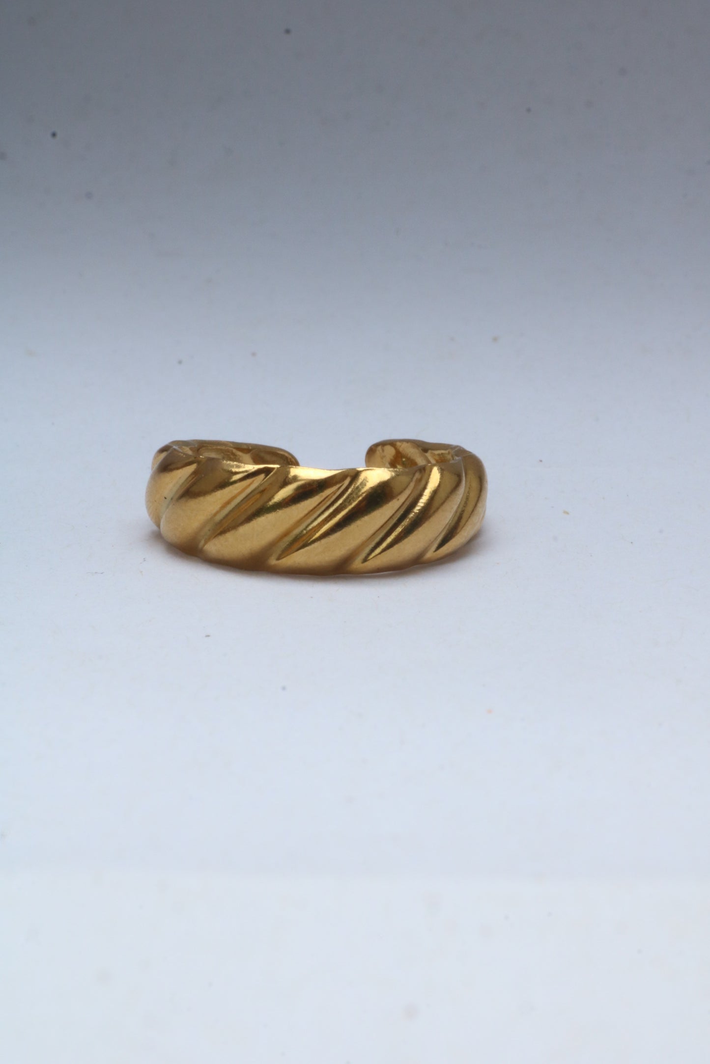 Minimalist Golden Wave Ring: Adjustable size made of 18 stainless steel