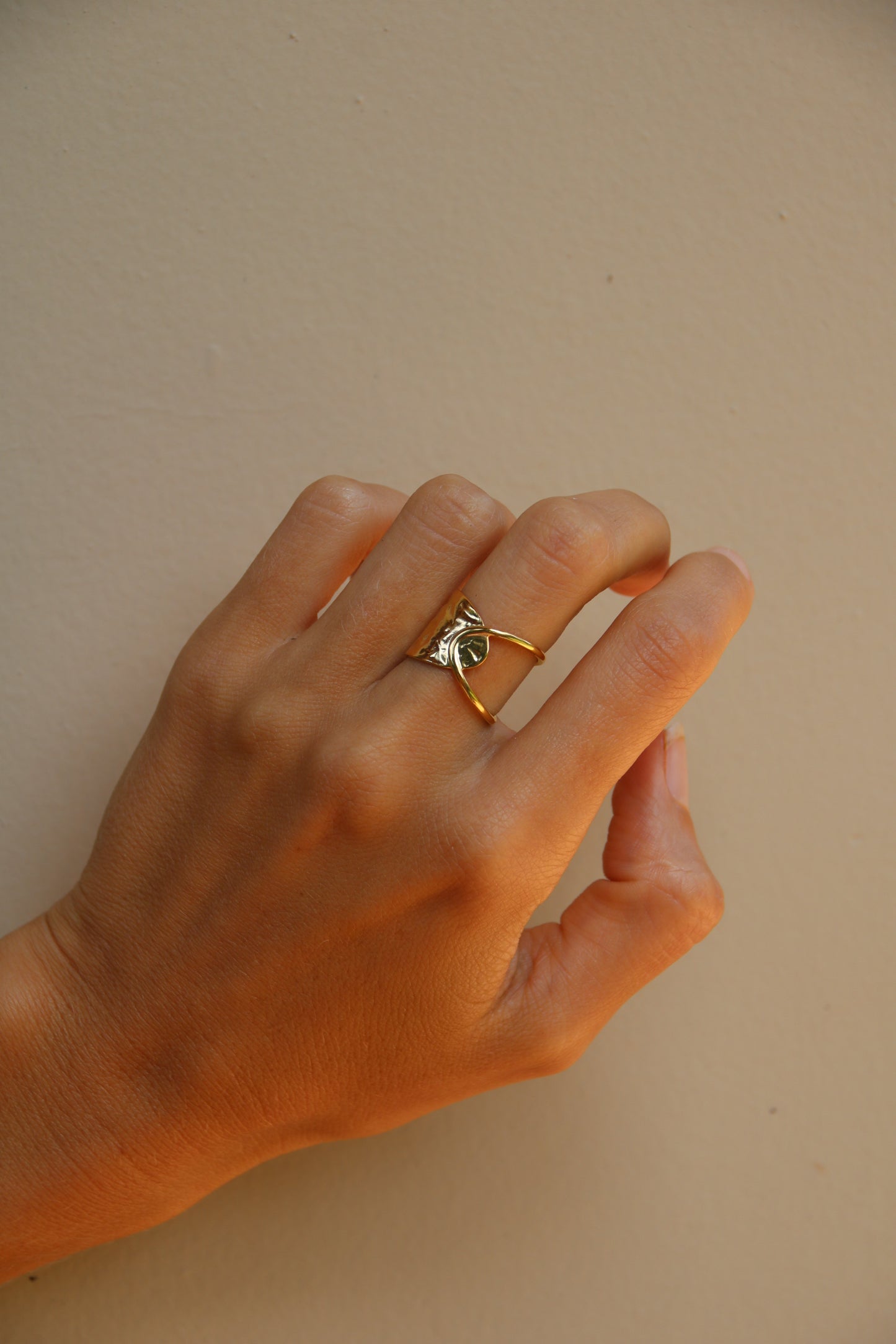Bague en boucle dorée