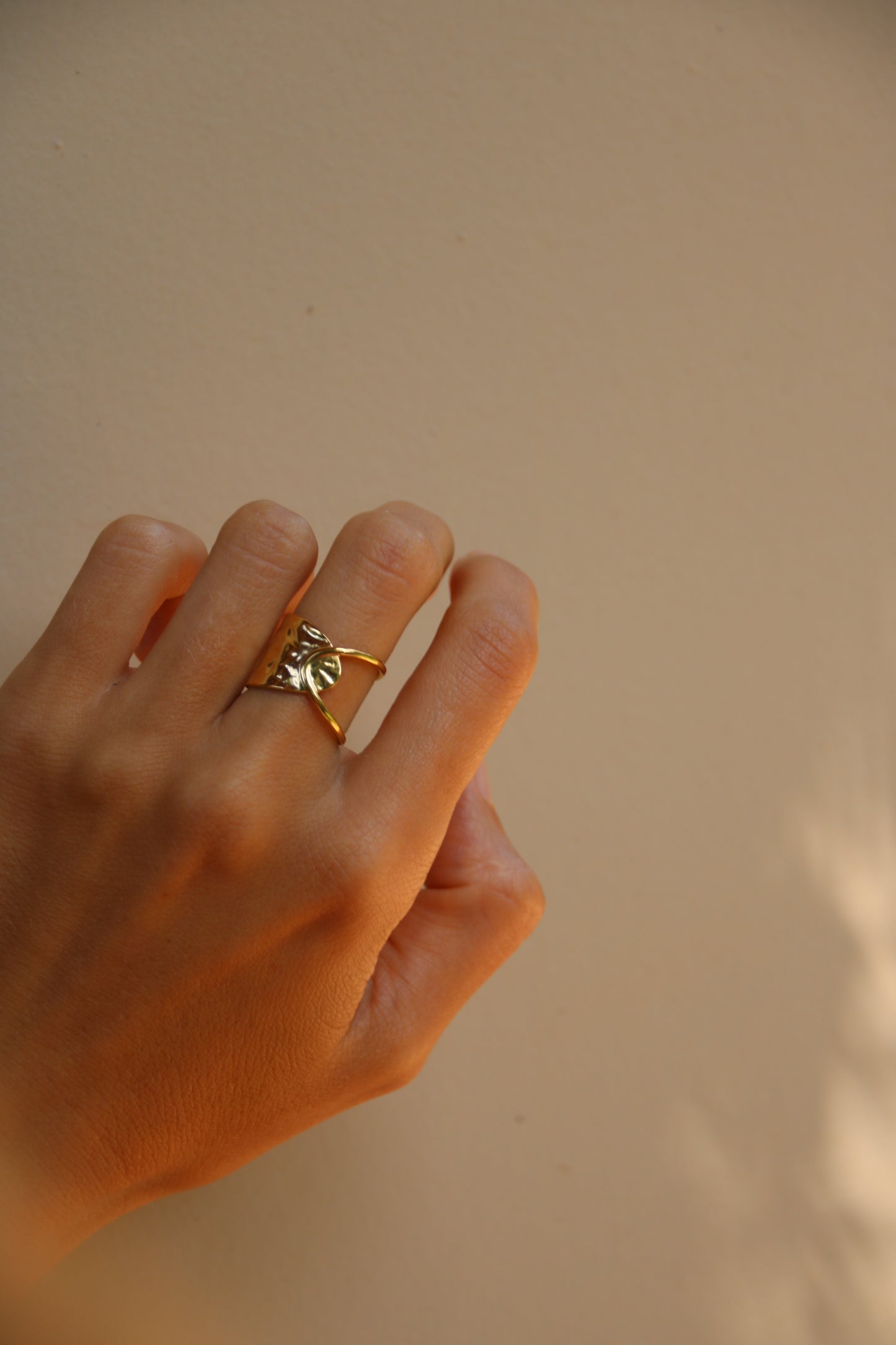 Bague en boucle dorée