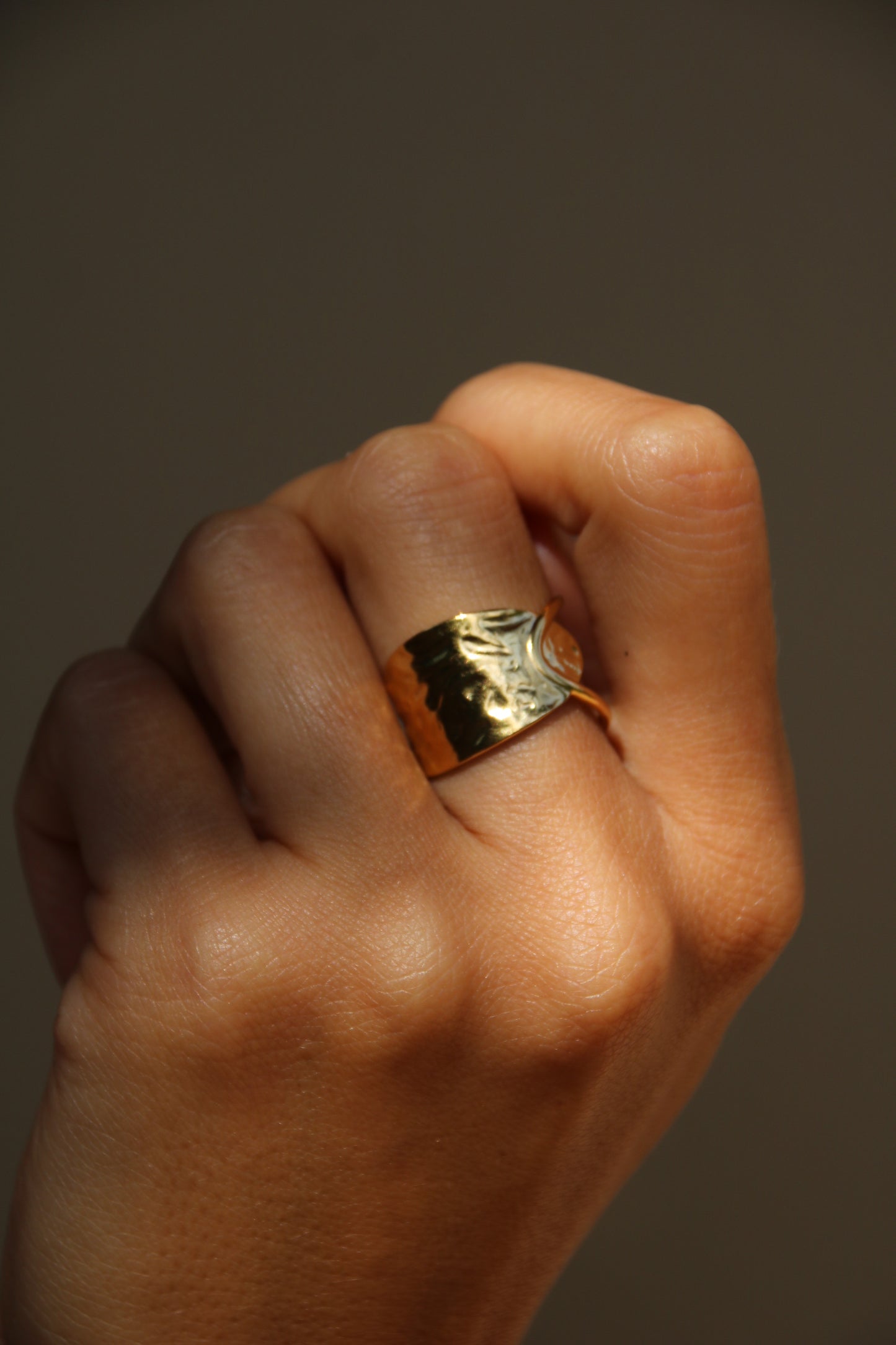 Bague en boucle dorée