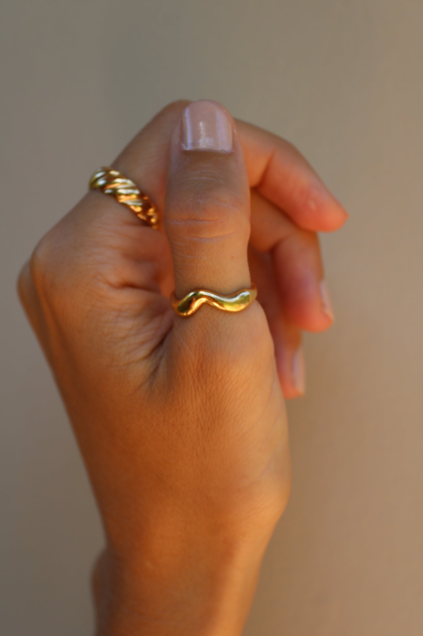 Minimalist Golden Wave Ring: Adjustable size made of 18 stainless steel