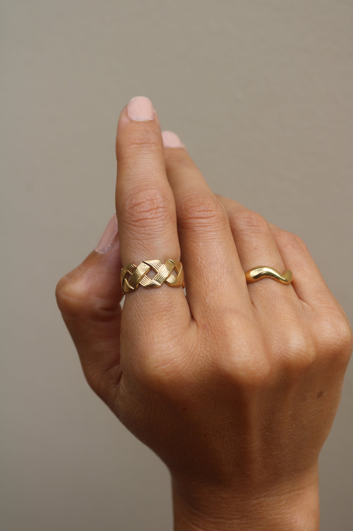 Eternal Weave Ring – Verflochtener Goldring, der innere Stärke und bedeutungsvolle Verbindungen symbolisiert. Elegantes Design für Frauen, perfektes Schmuckstück als tägliche Erinnerung an persönliche Erfahrungen und Stärke.