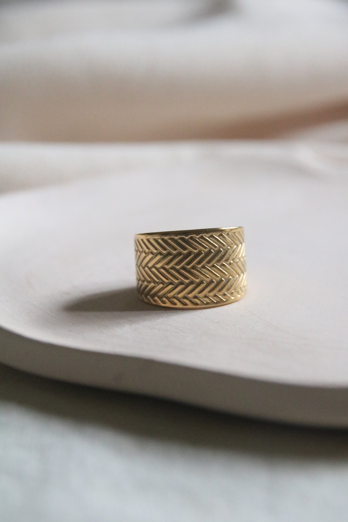 Wide band ring gold, chunky gold ring, adjustable ring made of 18k stainless steel, hammered gold ring, ring with structure