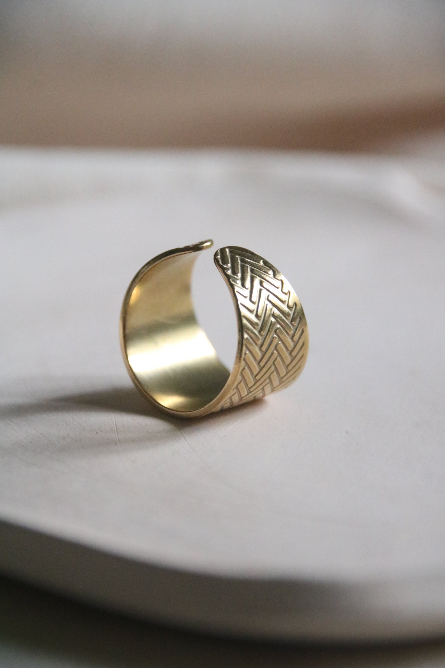 Wide band ring gold, chunky gold ring, adjustable ring made of 18k stainless steel, hammered gold ring, ring with structure