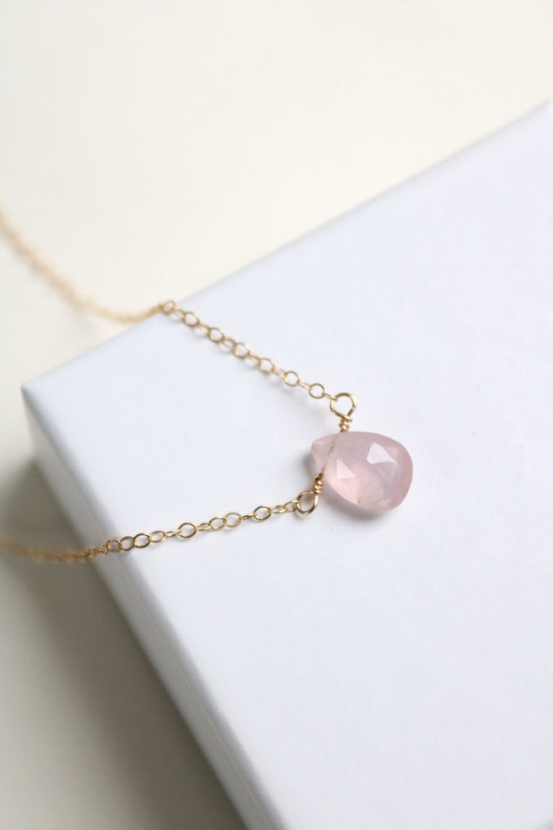 Petite goutte de quartz rose sur une délicate chaîne en or
