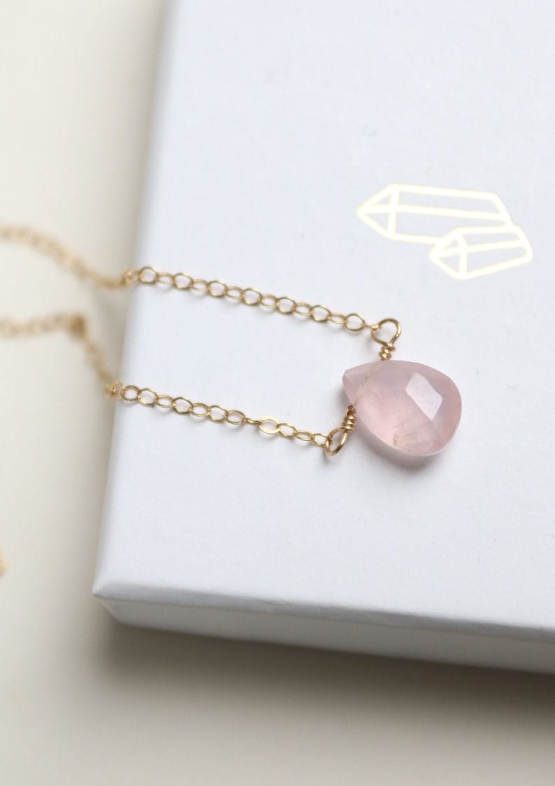 Petite goutte de quartz rose sur une délicate chaîne en or