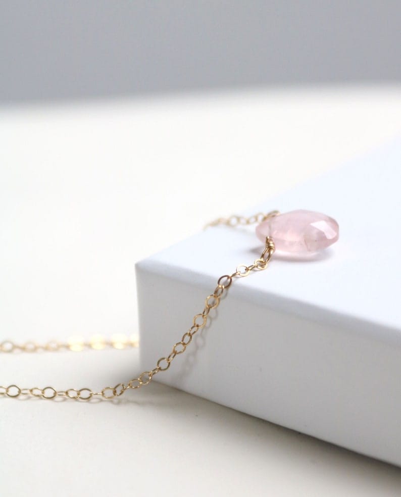Petite goutte de quartz rose sur une délicate chaîne en or